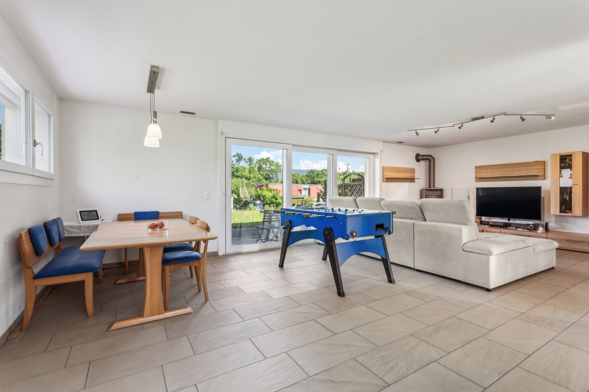 Coin repas avec accès au jardin