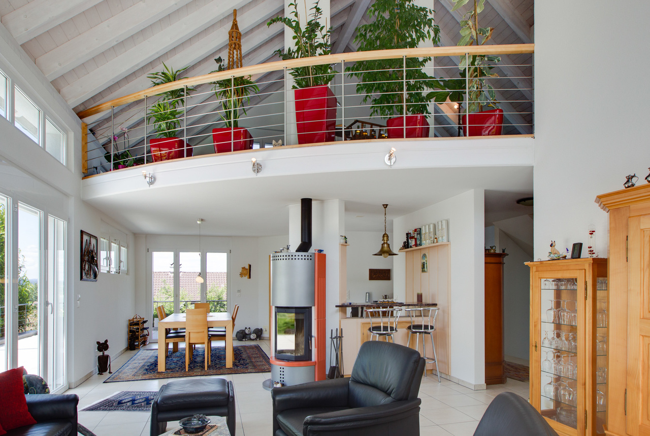 Gleich nebenan das Esszimmer und der Blick zur Galerie. Gleich nebenan das Esszimmer und der Blick zur Galerie.