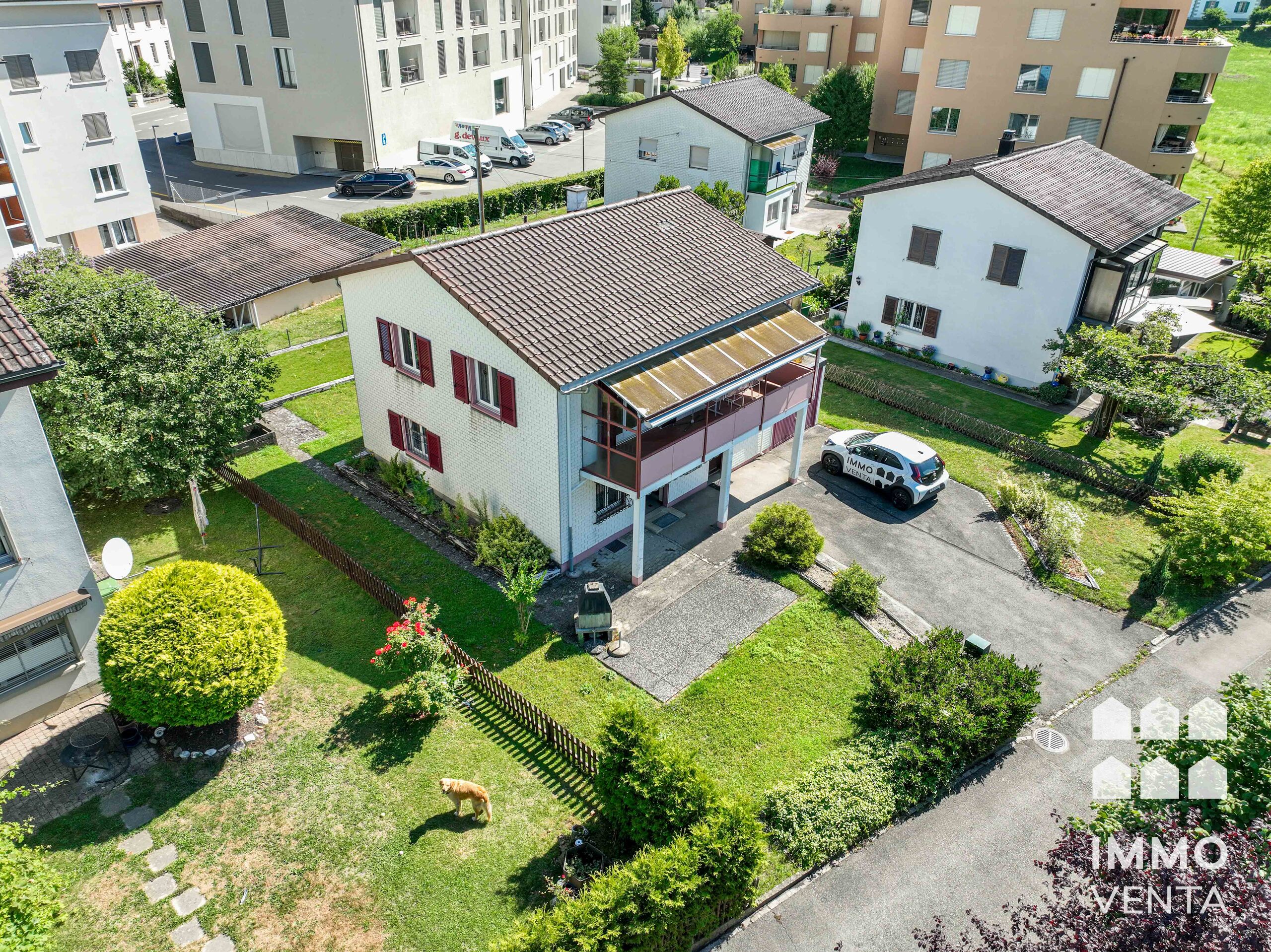 Aussenansicht Drohne Straßenseite West