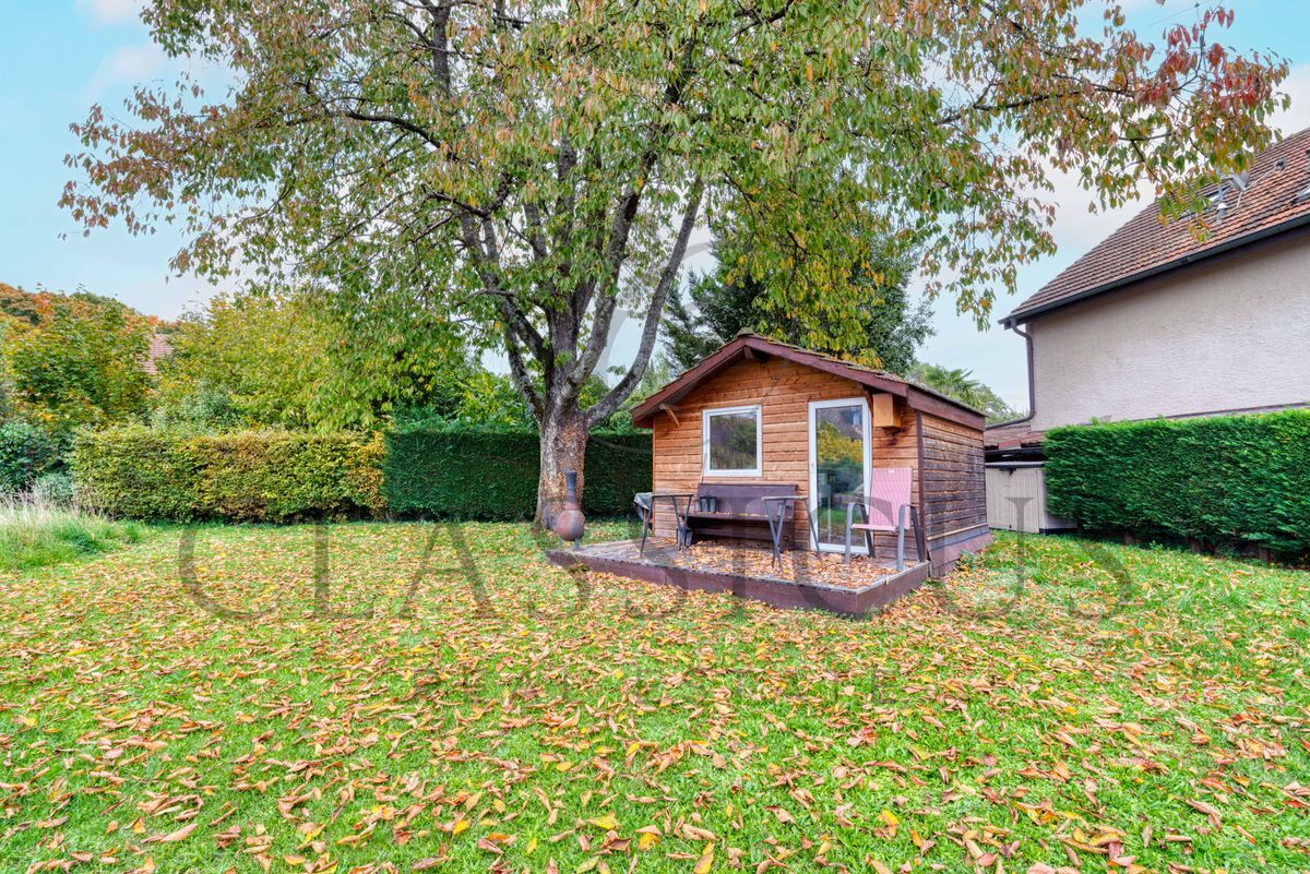 Petit chalet entouré de verdure dans le jardin. Petit chalet entouré de verdure dans le jardin.