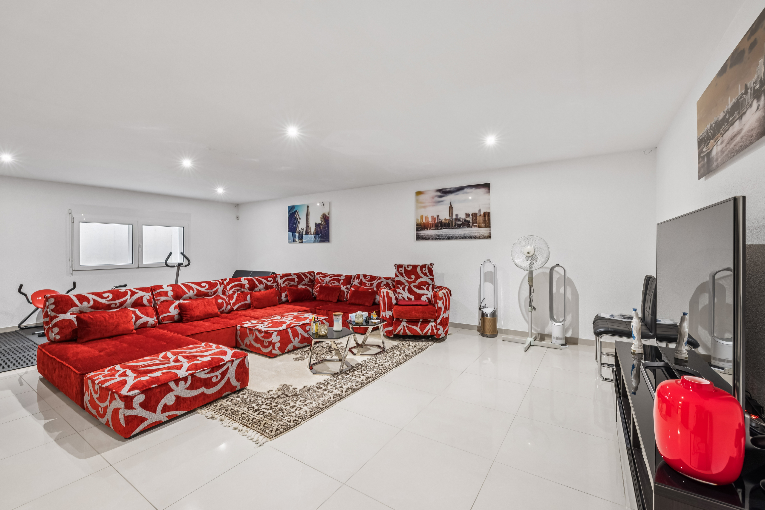 Très grand salon TV avec salle de sport Très grand salon TV avec salle de sport