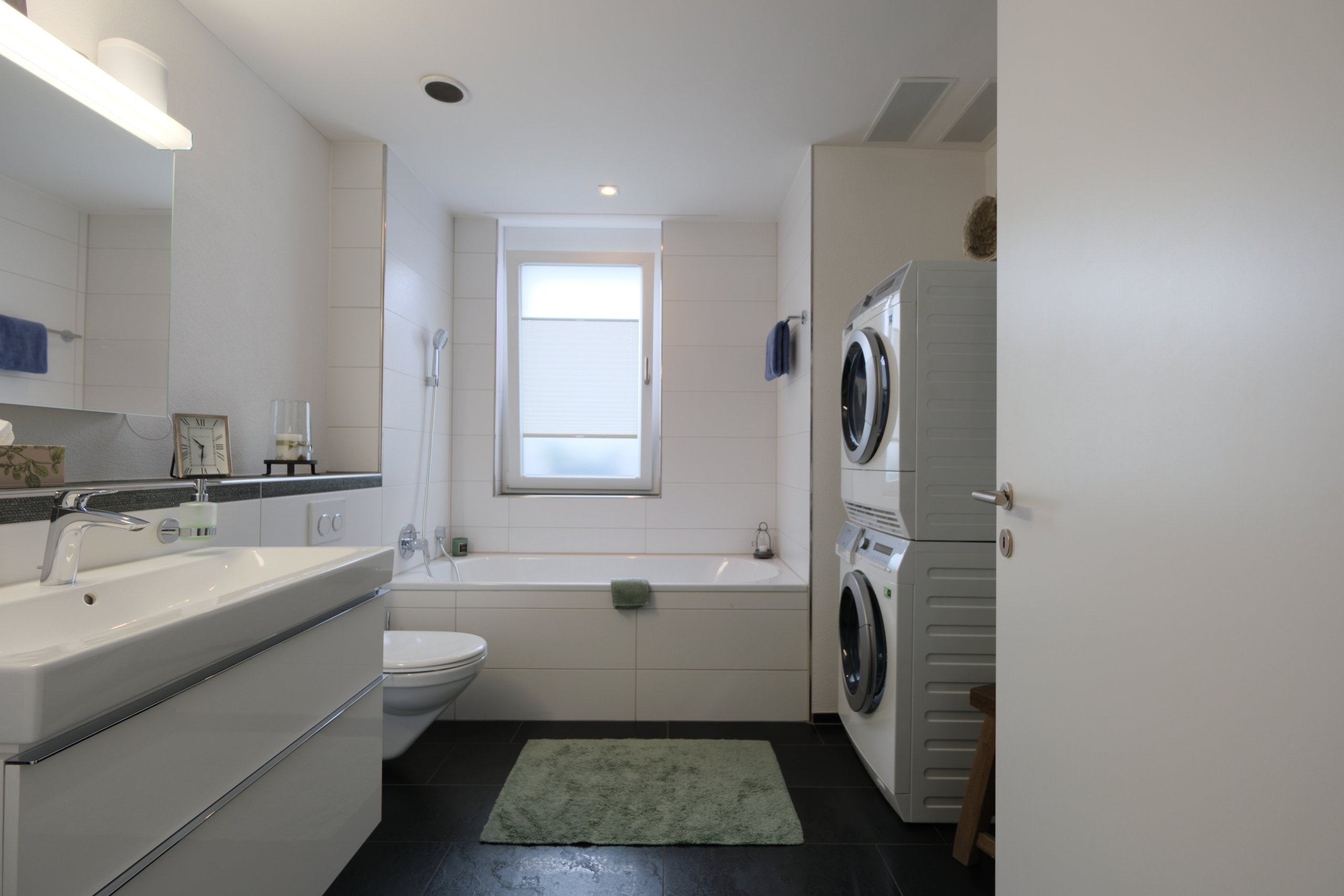 Badezimmer mit W/T und Einbauschrank 