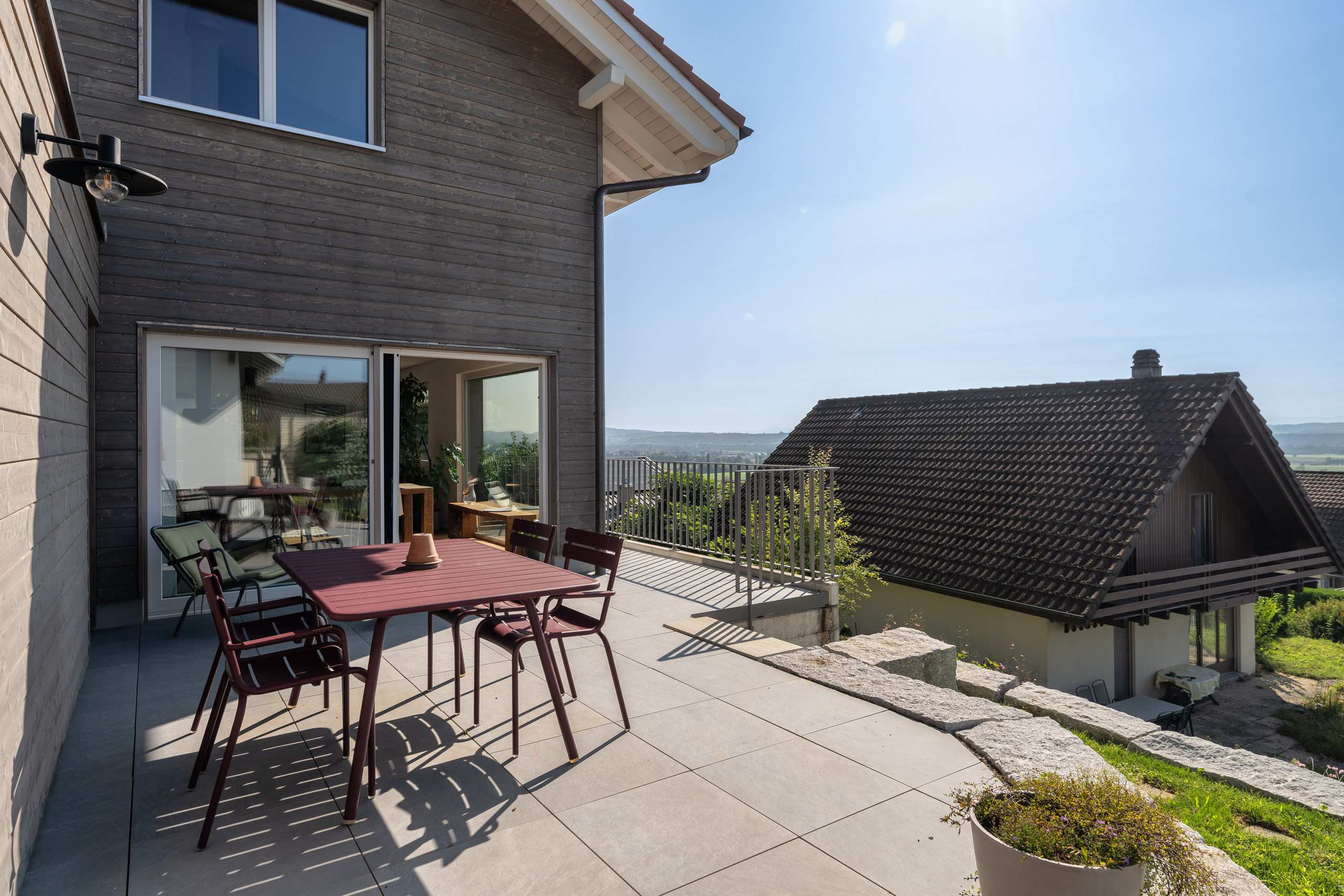 TERRASSE MIT SICHT ZU DEN ALPEN TERRASSE MIT SICHT ZU DEN ALPEN