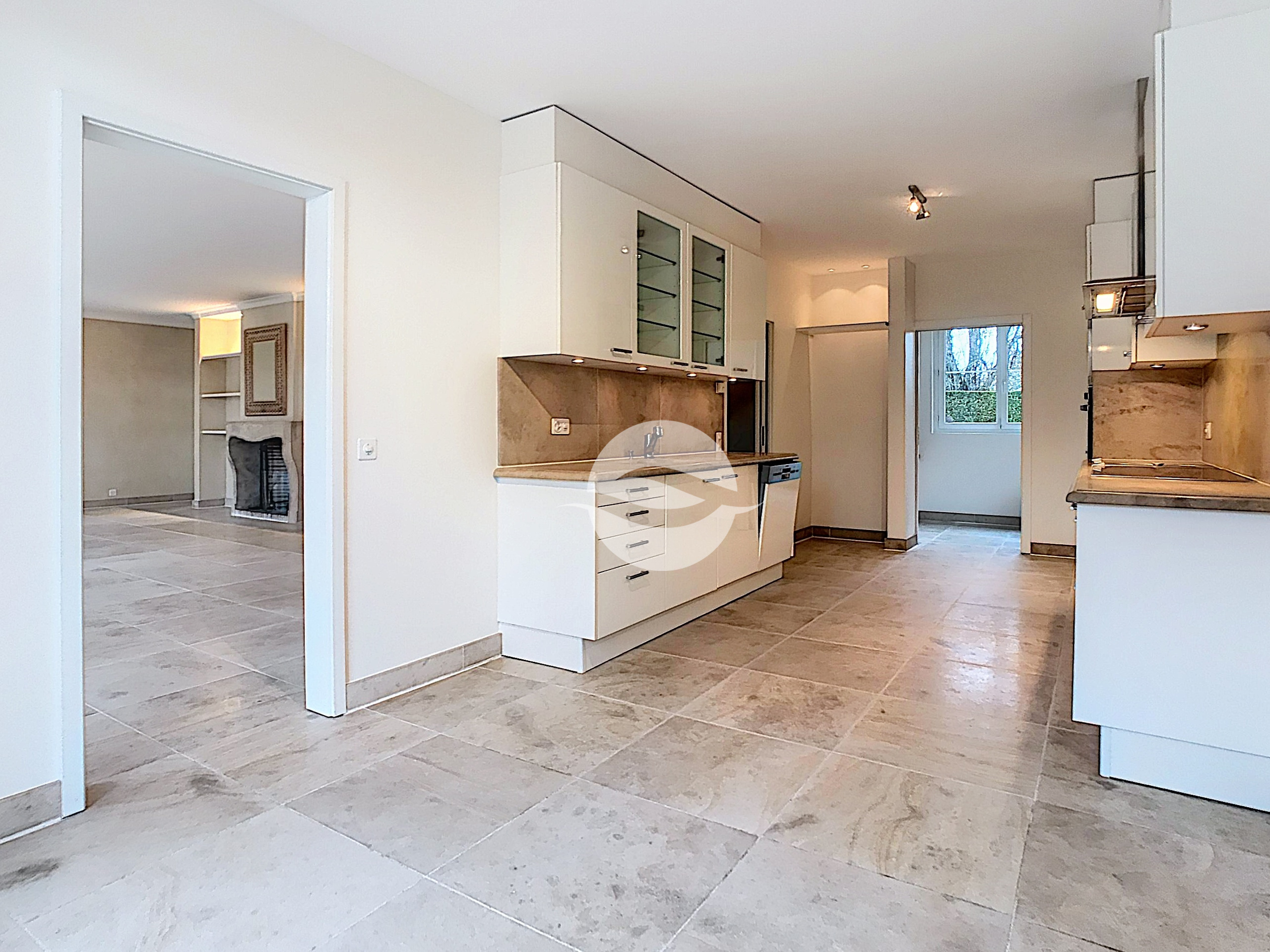 Cuisine équipée avec espace repas Cuisine équipée avec espace repas