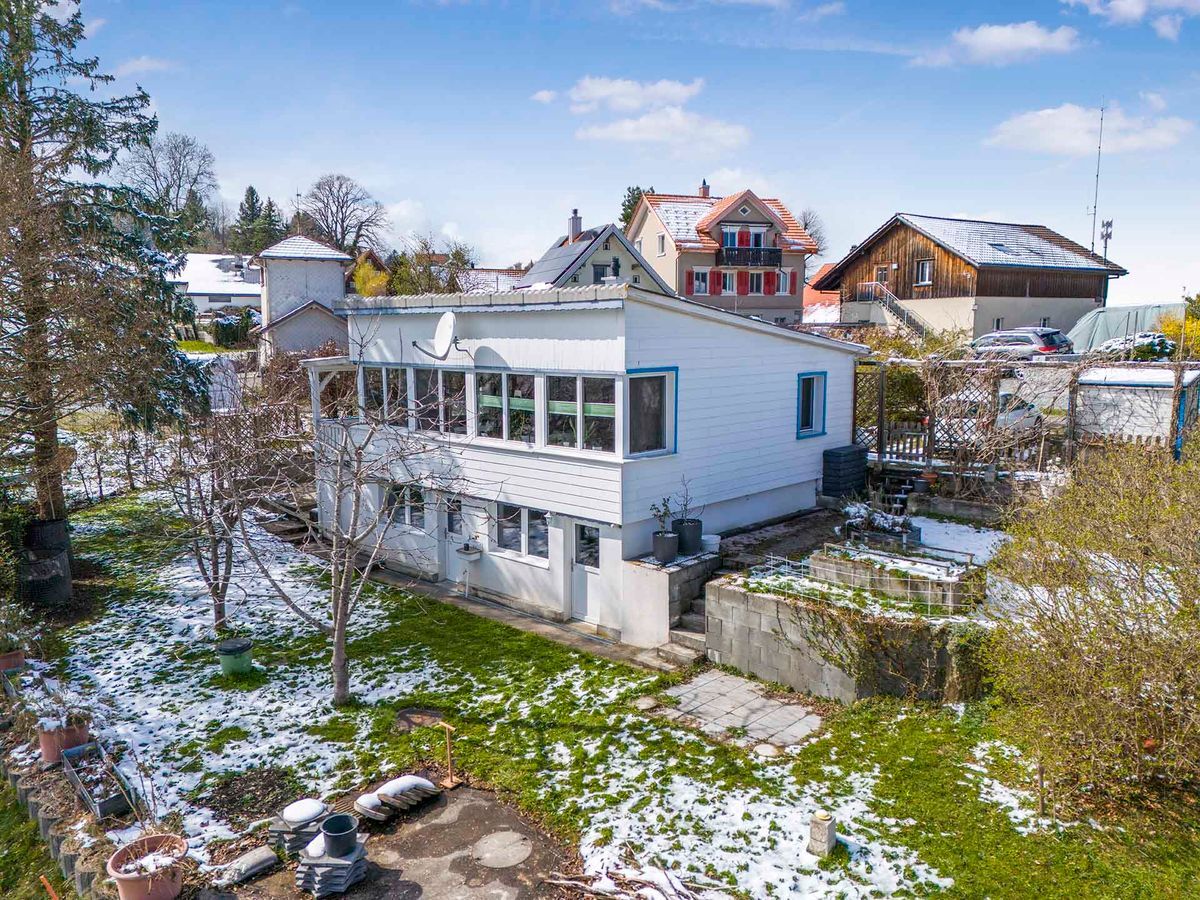 Kleines Einfamilienhaus an ruhiger und sonniger Lage.