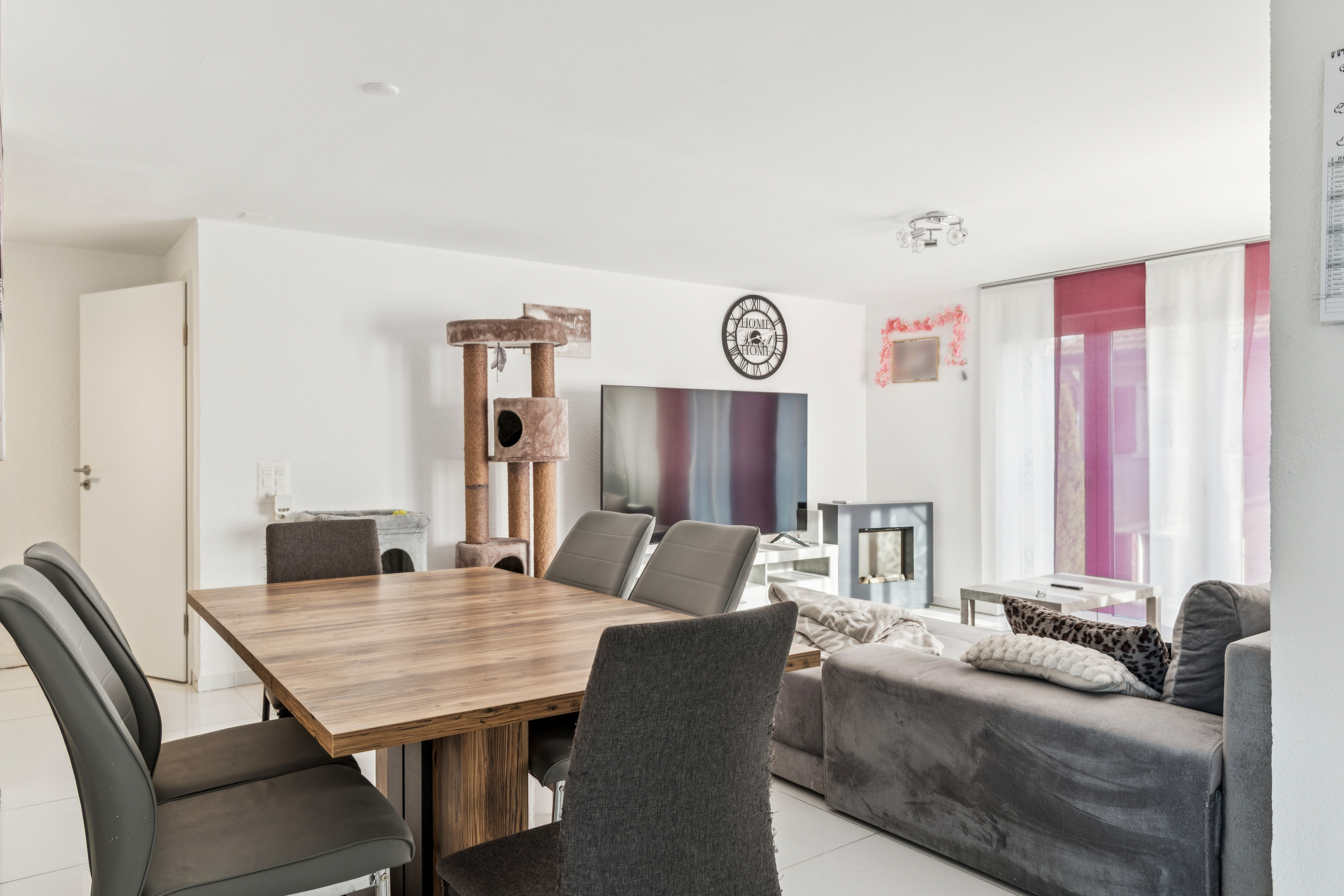 Salon et salle à manger spacieux avec un concept d'espace ouvert