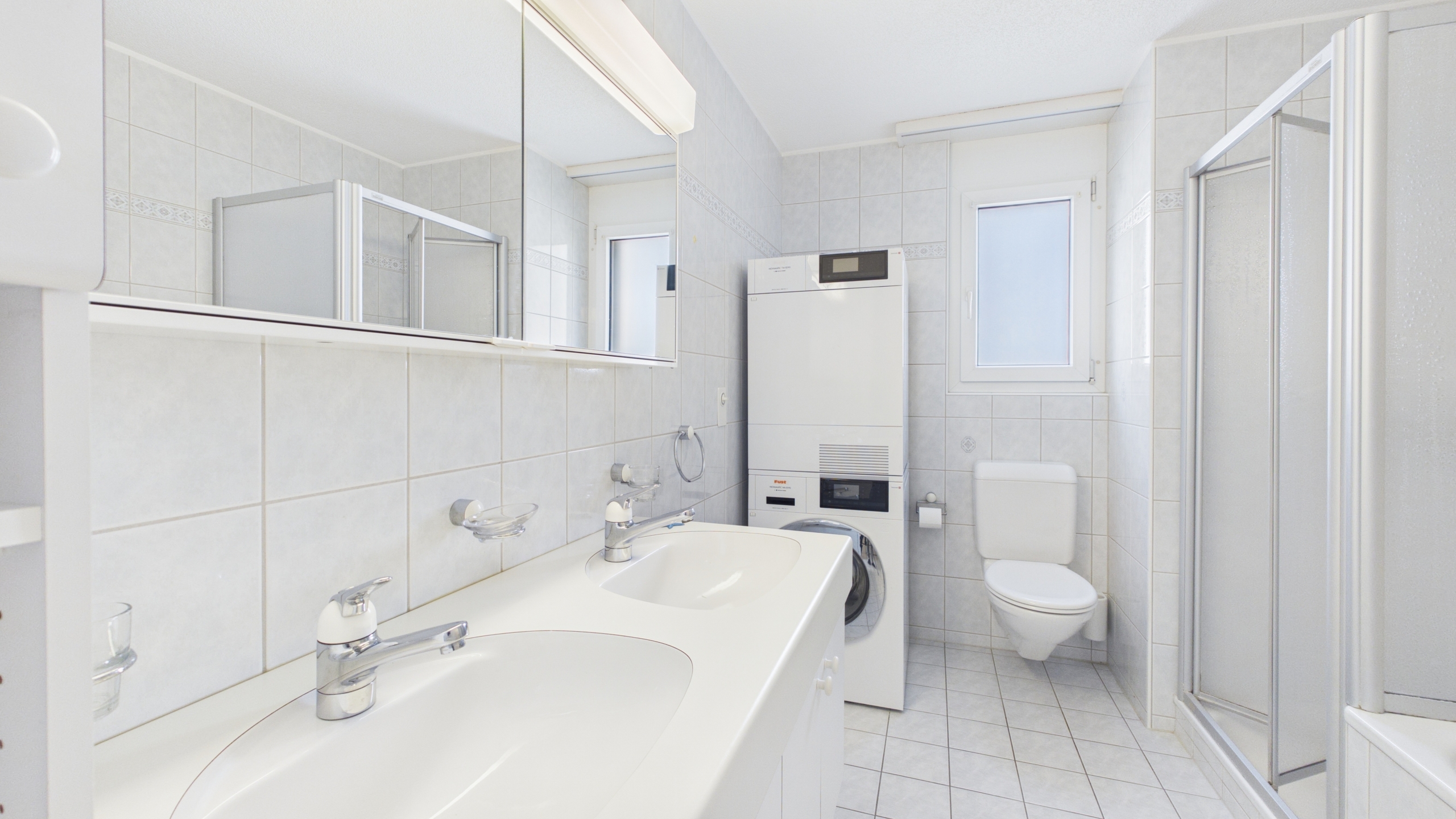 Bad mit Doppellavabo, Dusche, Badewanne und Waschturm