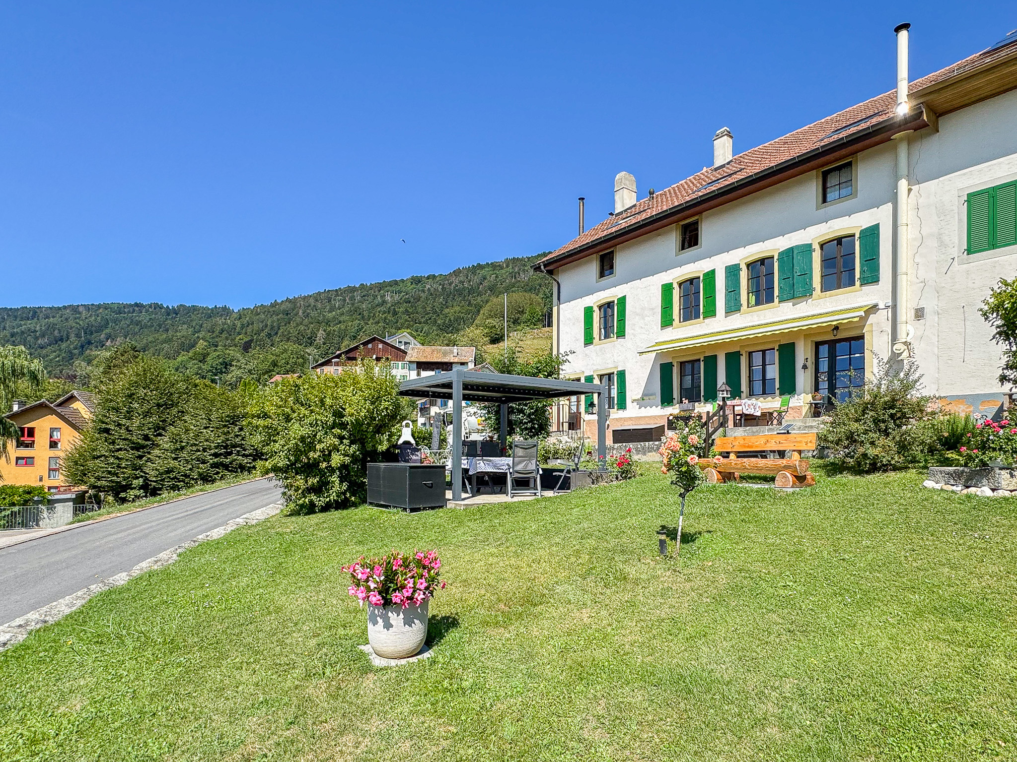 Vue sur la façade Sud, le jardin et la pergola Vue sur la façade Sud, le jardin et la pergola