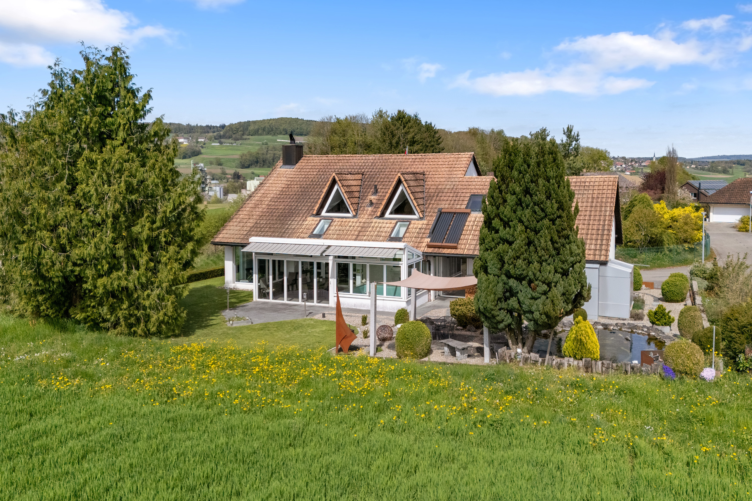 Liebevoll gestaltetes Gartenidylle mit sonnigen Rückzugsorten für entspannte Stunden im Freien. 