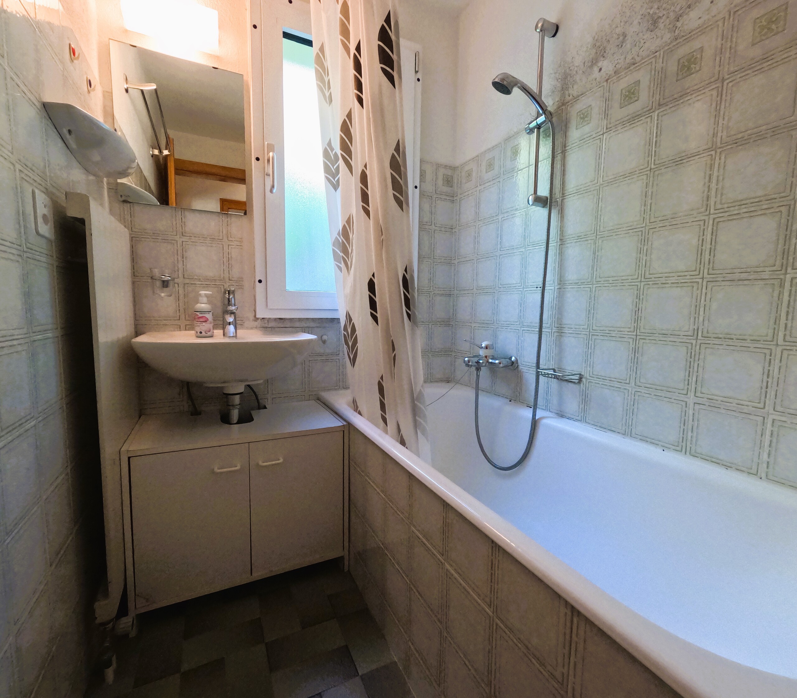 Salle d'eau avec baignoire et lavabo  Salle d'eau avec baignoire et lavabo