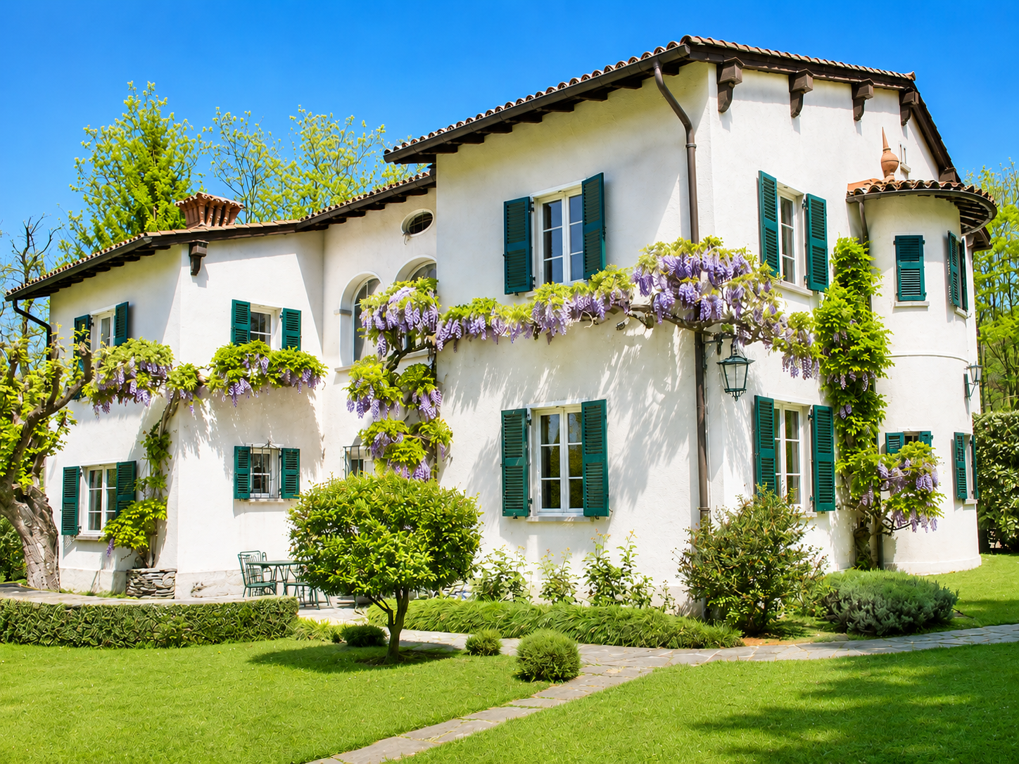 Magnifica villa d’epoca immersa nel verde e con bella vista lago a Muzzano