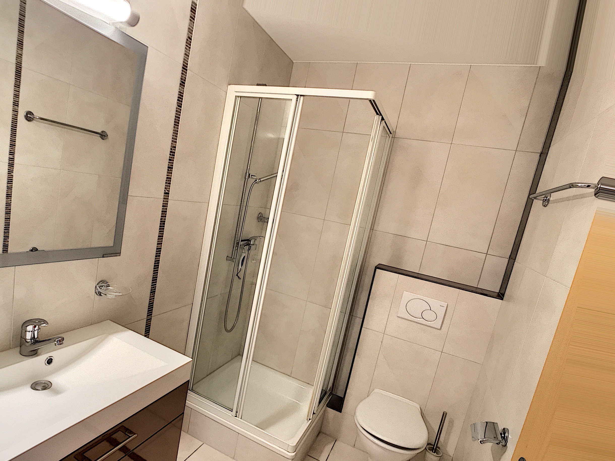 salle d'eau douche/wc privative chambre parents salle d'eau douche/wc privative chambre parents