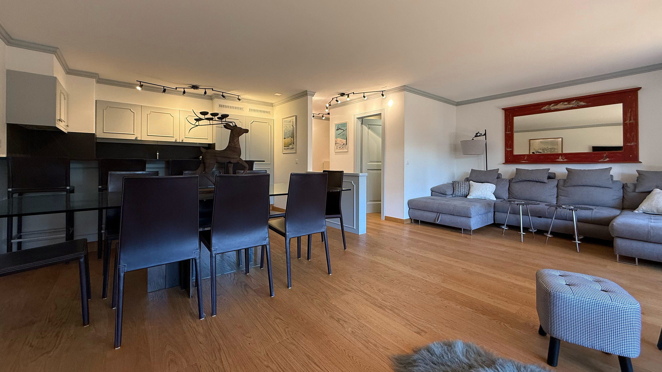 Séjour et salle à manger avec cuisine en arrière plan Séjour et salle à manger avec cuisine en arrière plan