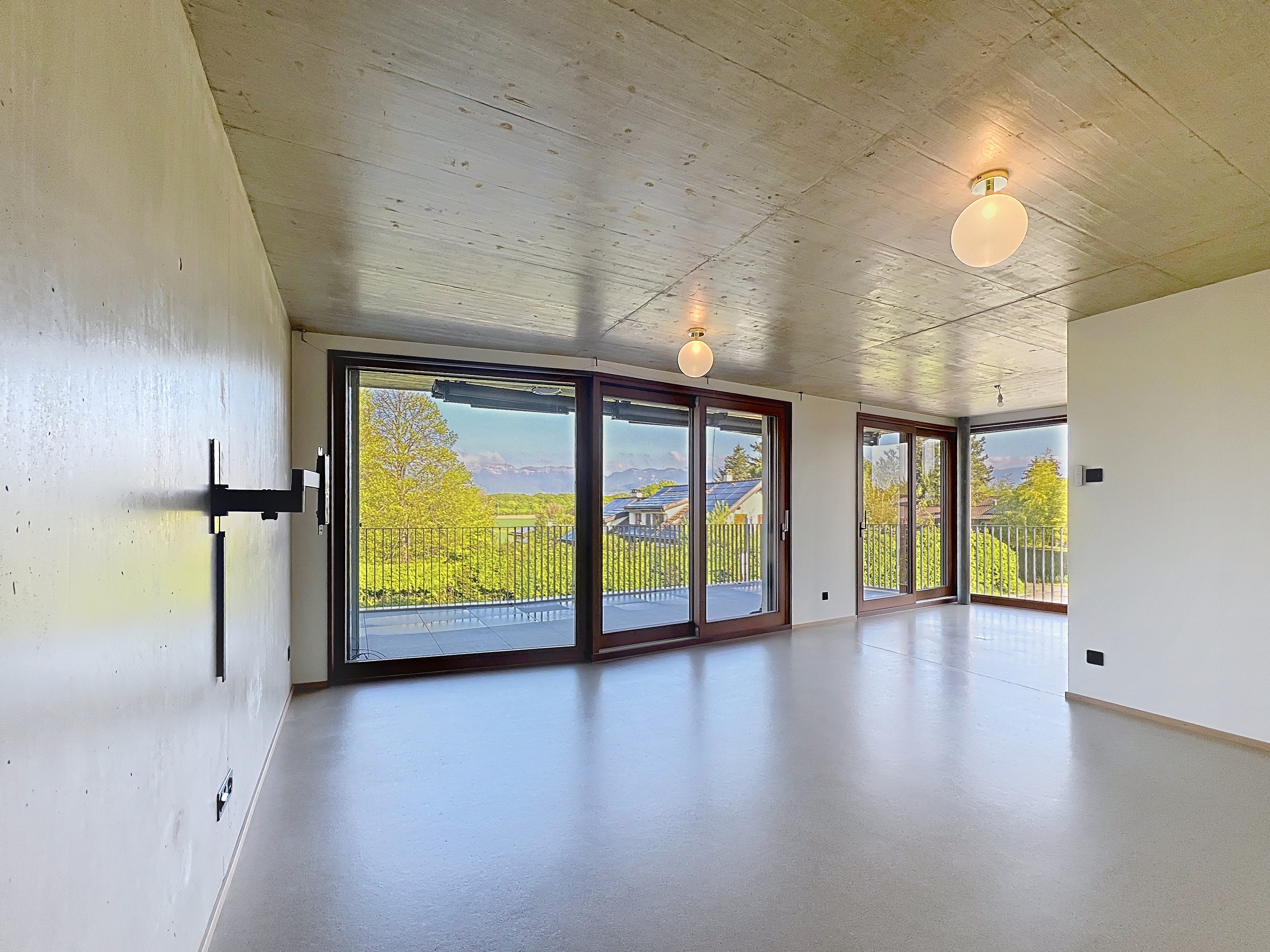 Pièce de vie avec accès terrasse