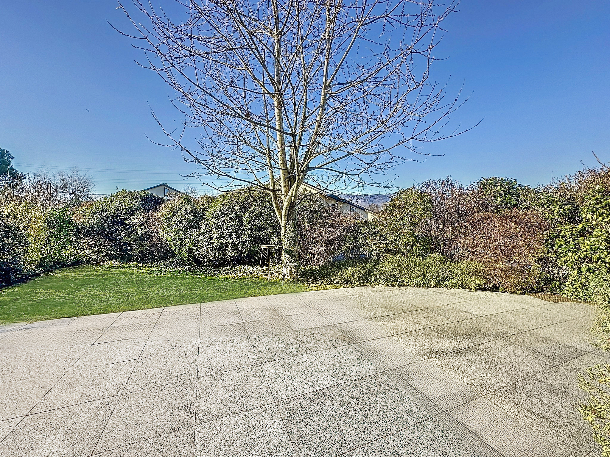 Terrace facing the Jura