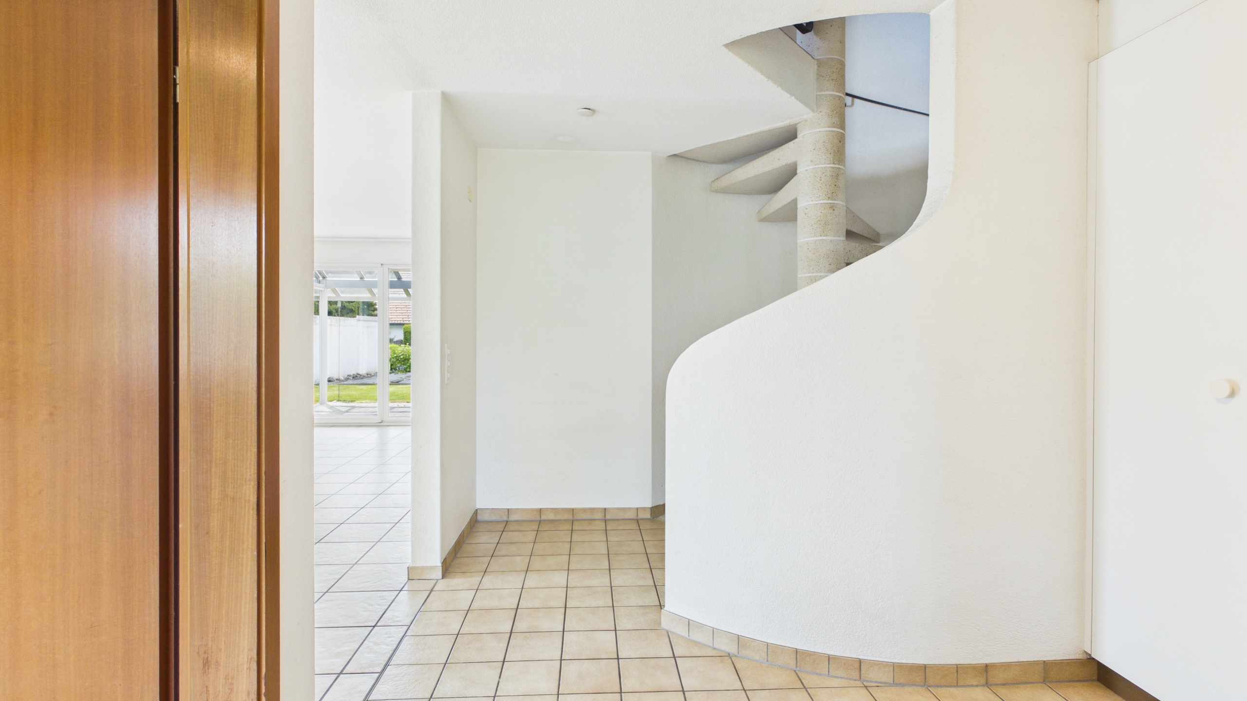 Entrée und Wendeltreppe ins OG/UG Entrée und Wendeltreppe ins OG/UG