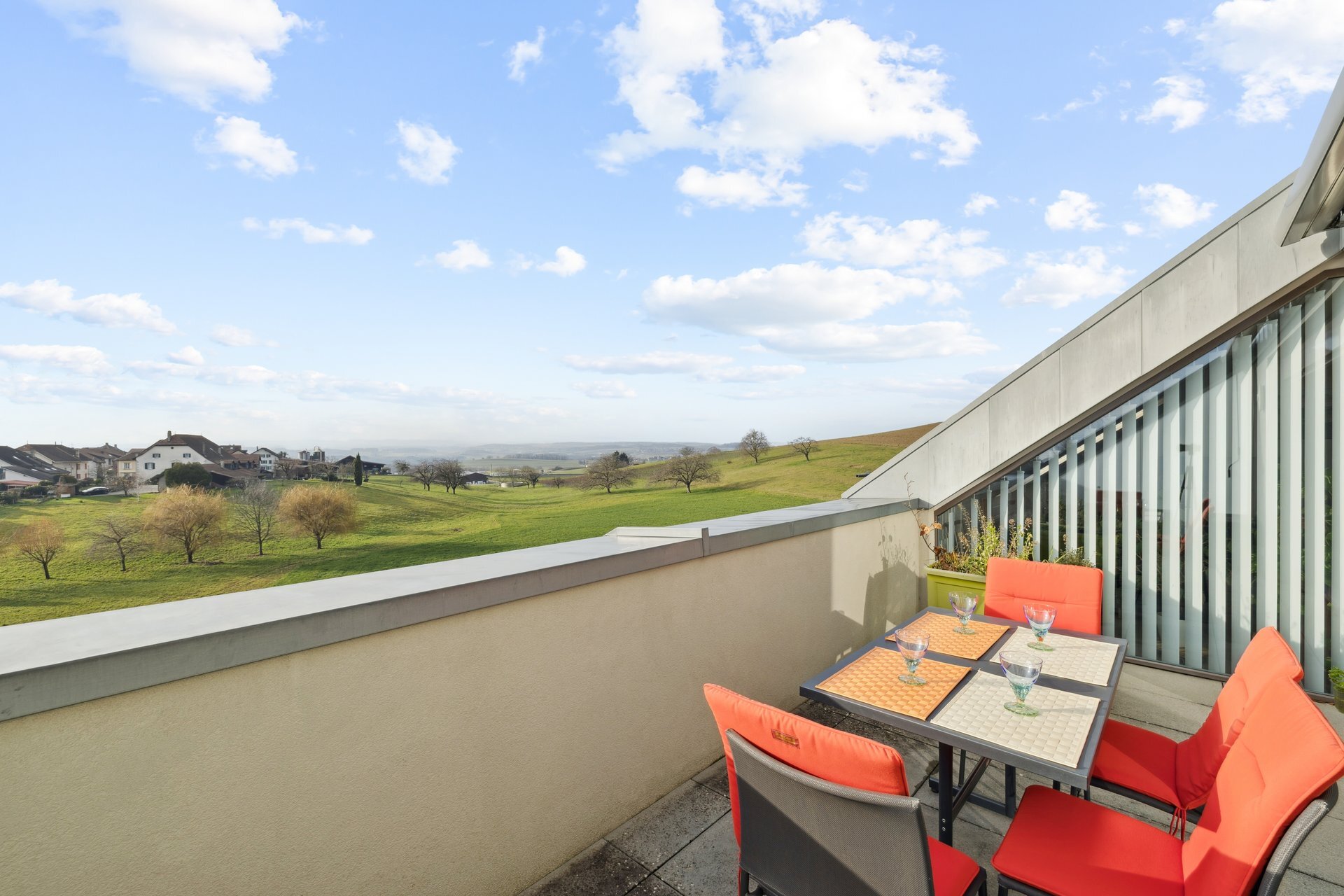 table et chaises sur la terrasse d'un appartement