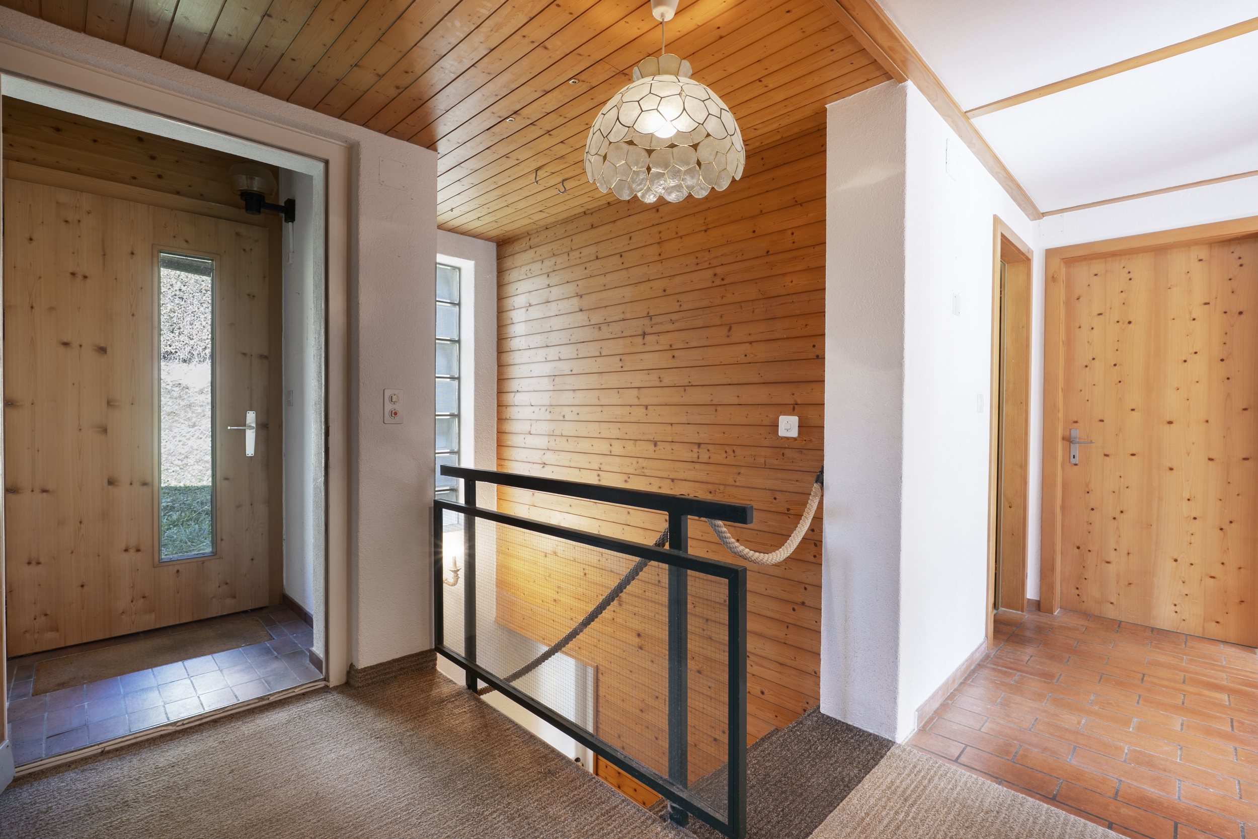Obere Etage: Windfang mit Treppe ins UG