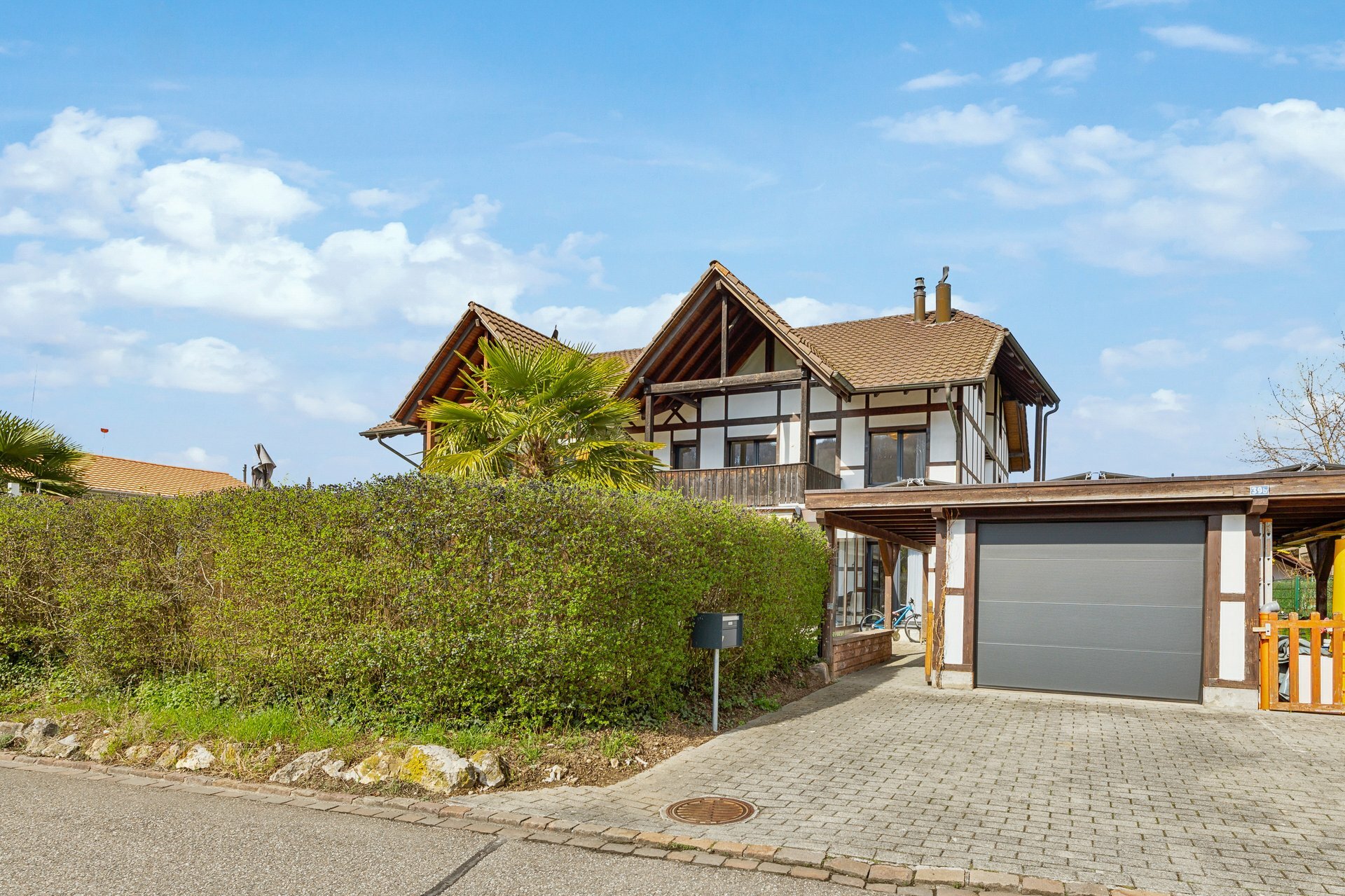 Aussenbild mit Garage Aussenbild mit Garage