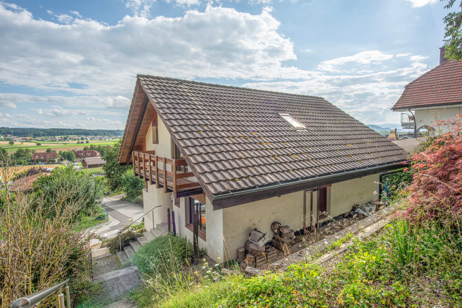 Die Nordseite des Hauses hat eine Abstellfläche von 29 m2 unter dem Vordach. Die Nordseite des Hauses hat eine Abstellfläche von 29 m2 unter dem Vordach.