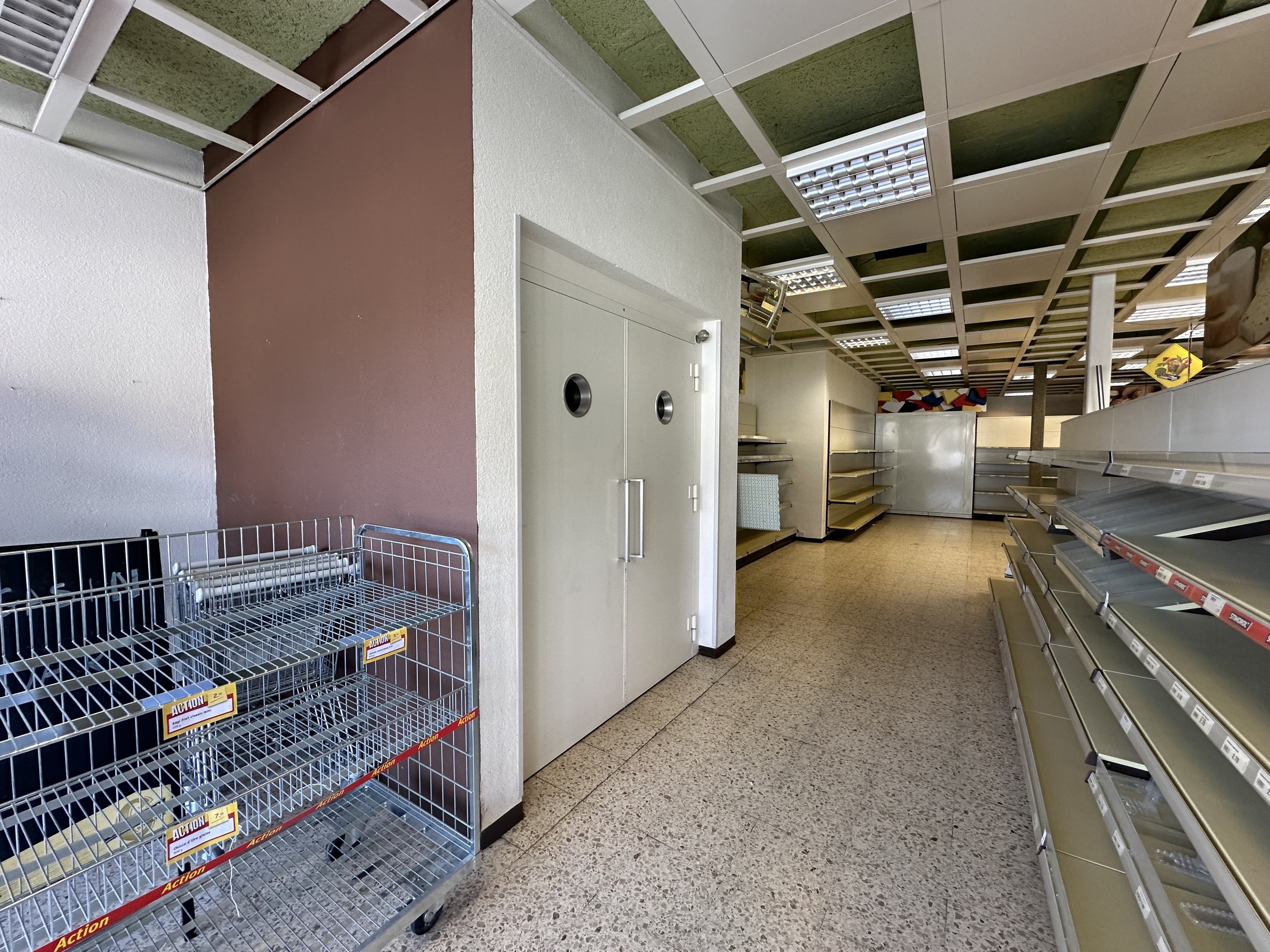 Monte-charge surface commerciale