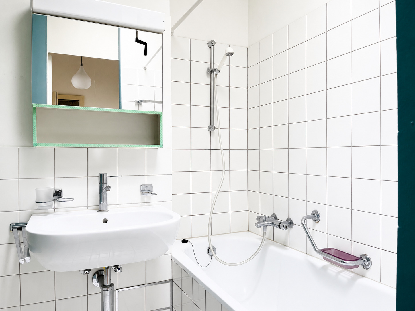 Salle de bains avec baignoire