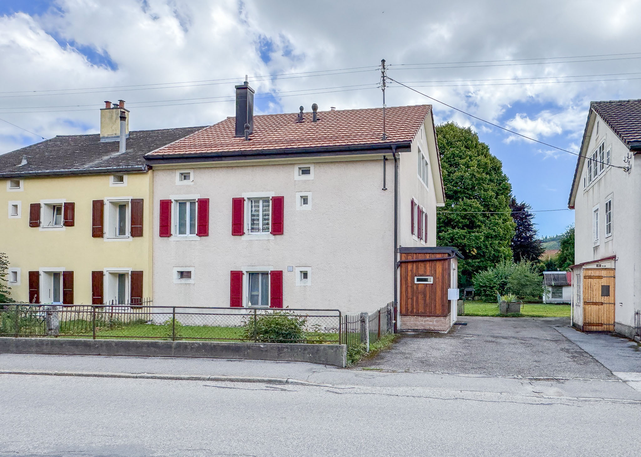 Vue sur la maison et l'entrée principale  Vue sur la maison et l'entrée principale