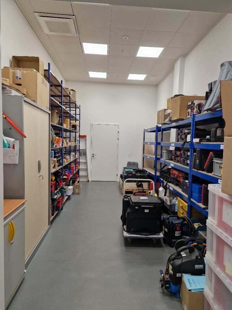 Espace de stockage attenant aux bureaux