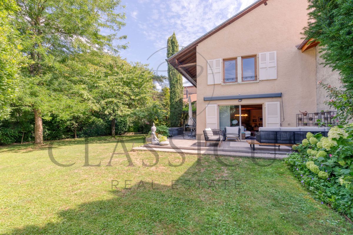 Espace vert avec terrasse et meubles de jardin. Espace vert avec terrasse et meubles de jardin.