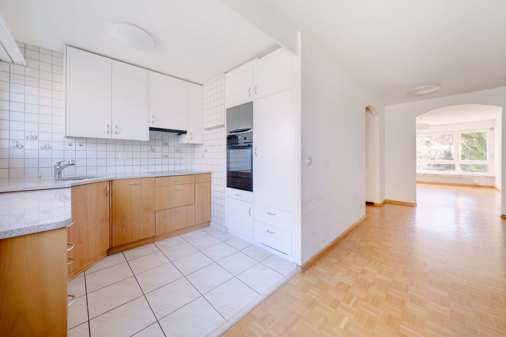 Küche/Essbereich mit Blick in den Wohnbereich