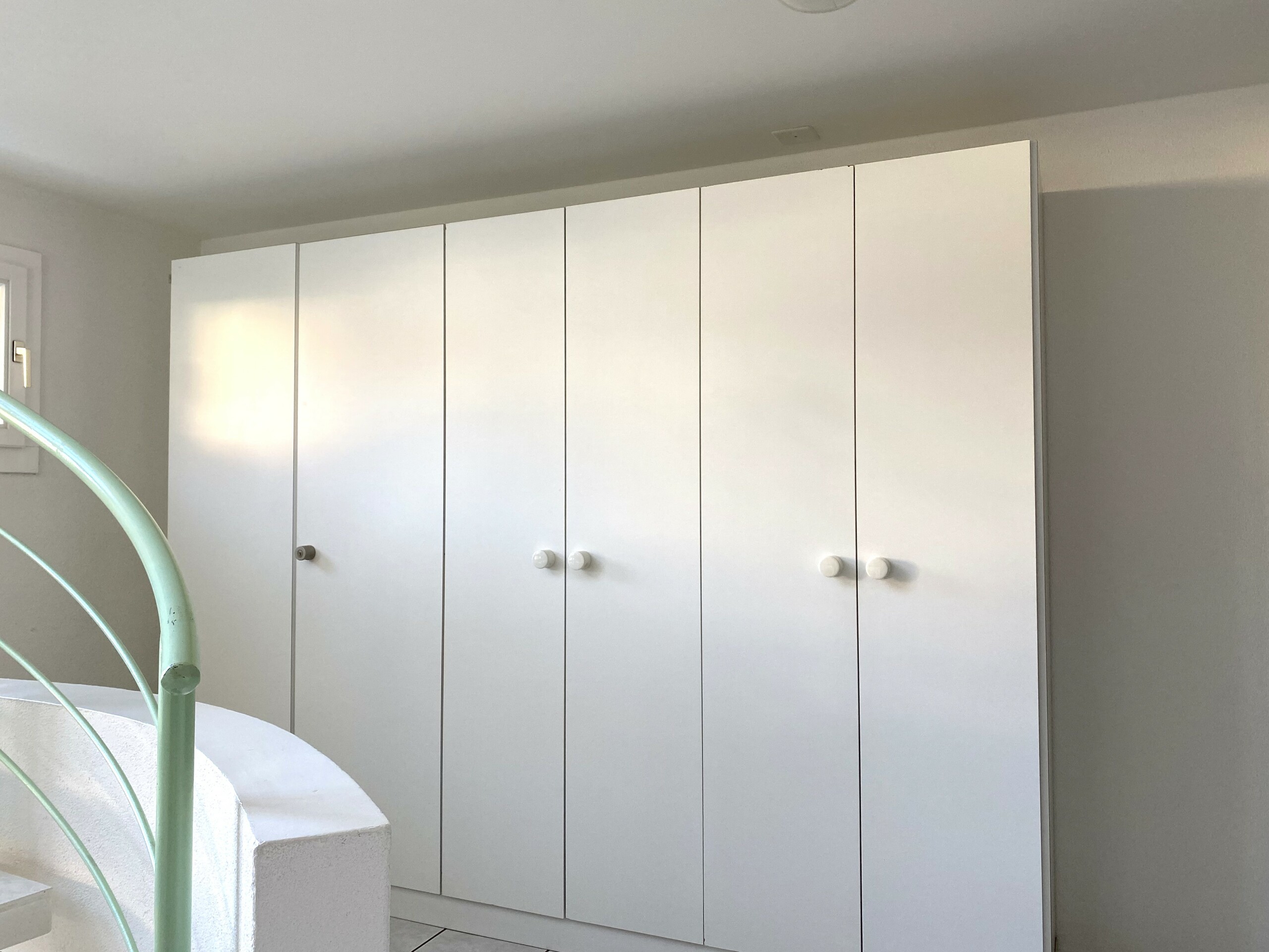 6-türiger Wandschrank im Treppenhaus