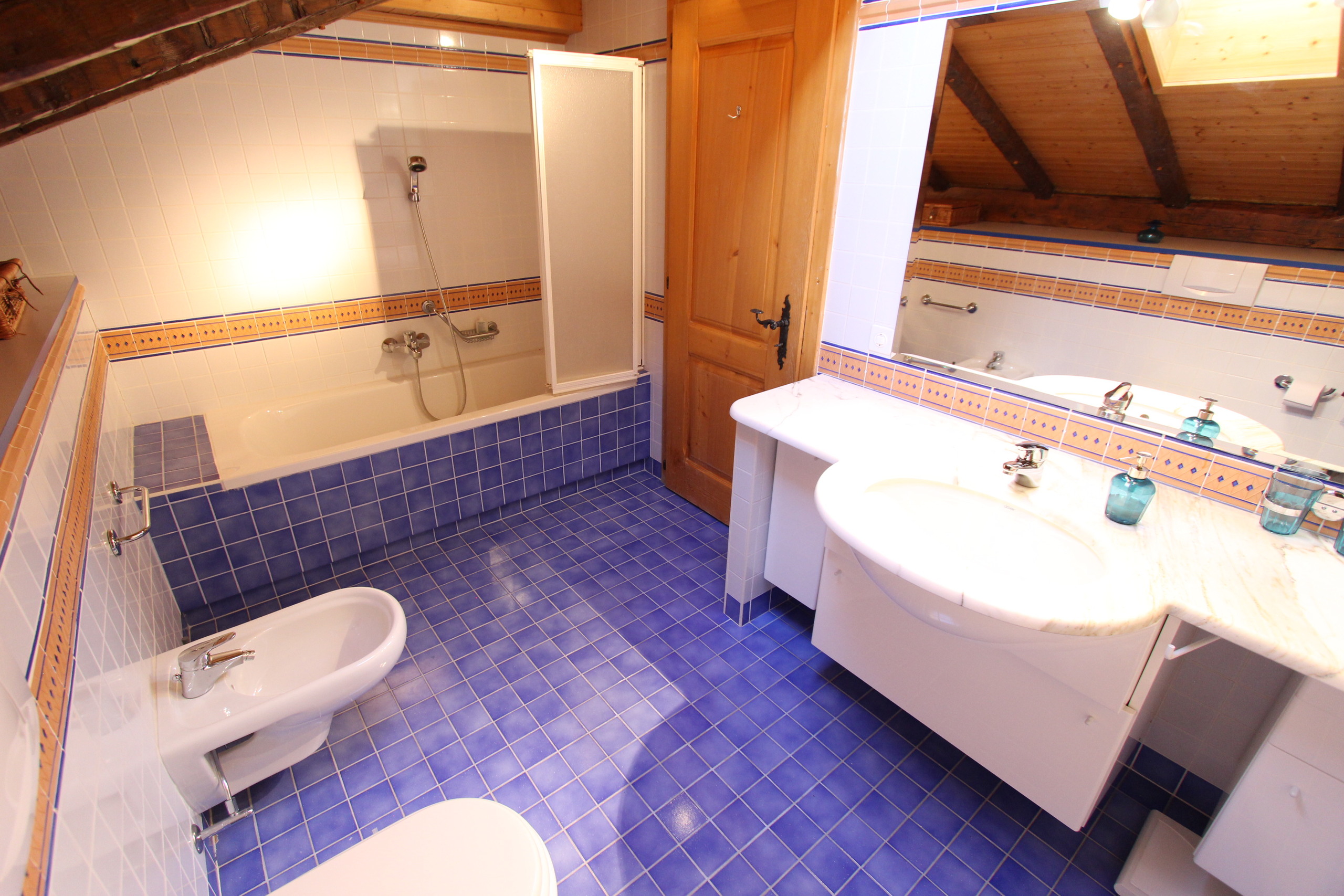 Deuxième étage / Salle d'eau avec baignoire, lavabo, bidet et WC