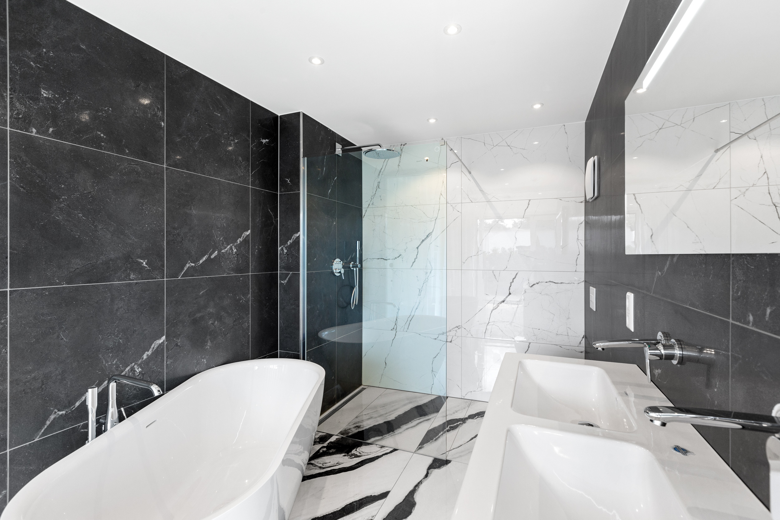 Lassen Sie sich von Qualität, Design und hochwertigen Materialien begeistern. Lassen Sie sich von Qualität, Design und hochwertigen Materialien begeistern.