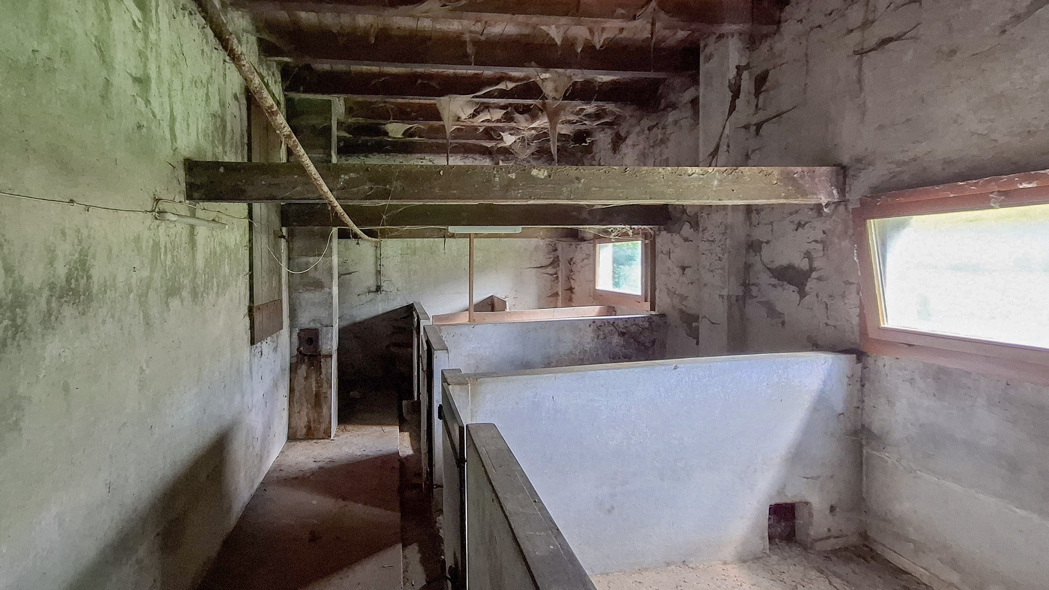 Maison attenante au rez inférieur - ancienne porcherie avec belle hauteur sous-plafond