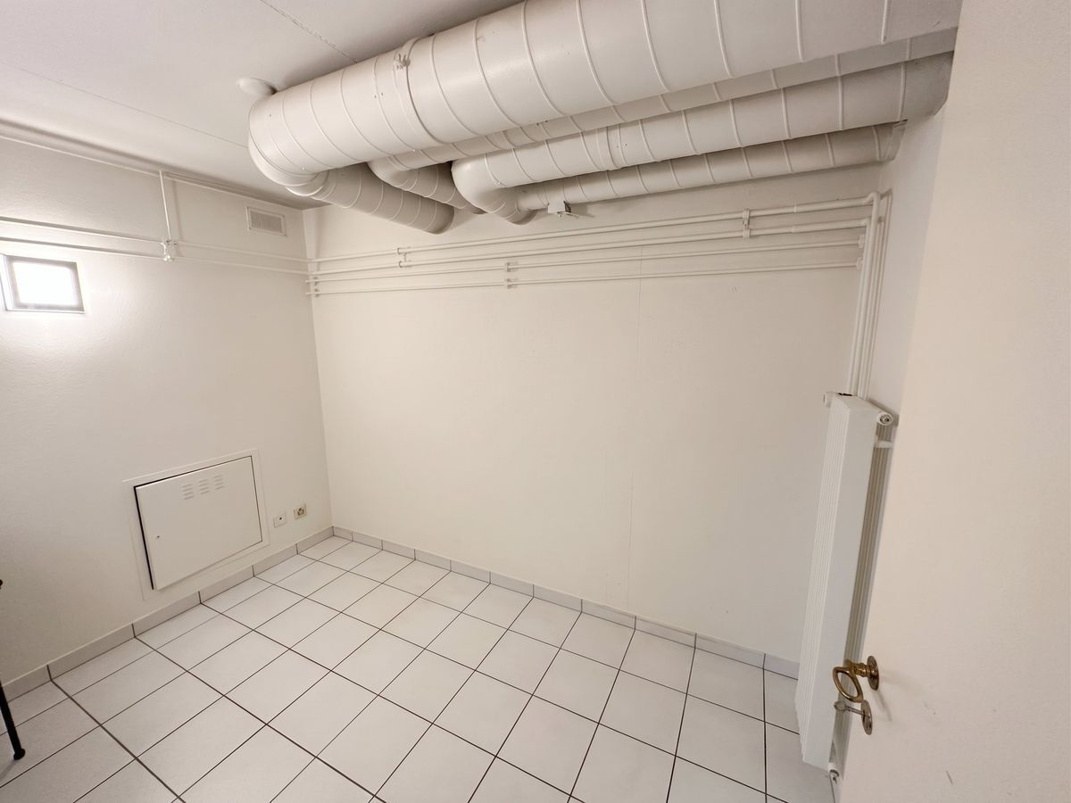Espace avec conduit de ventilation au plafond.