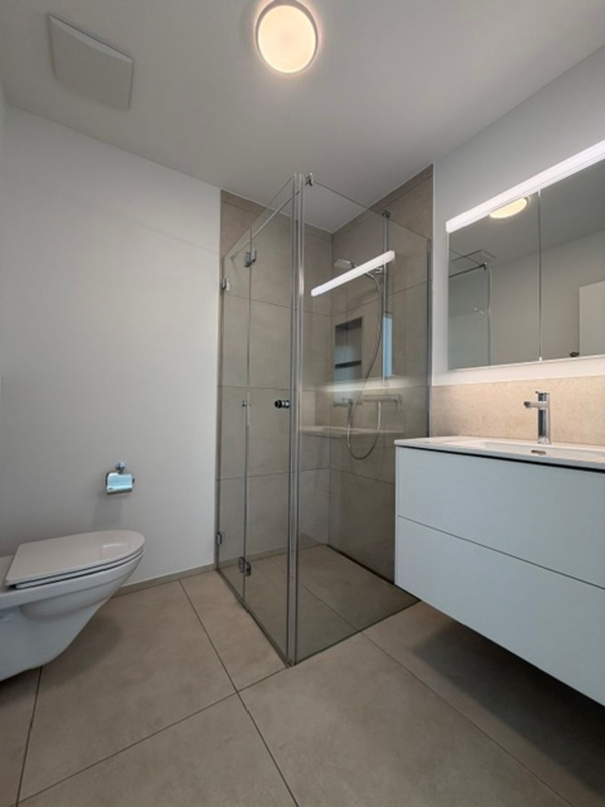 Modernes Bad mit Glasdusche und Wandwaschbecken. Modernes Bad mit Glasdusche und Wandwaschbecken.