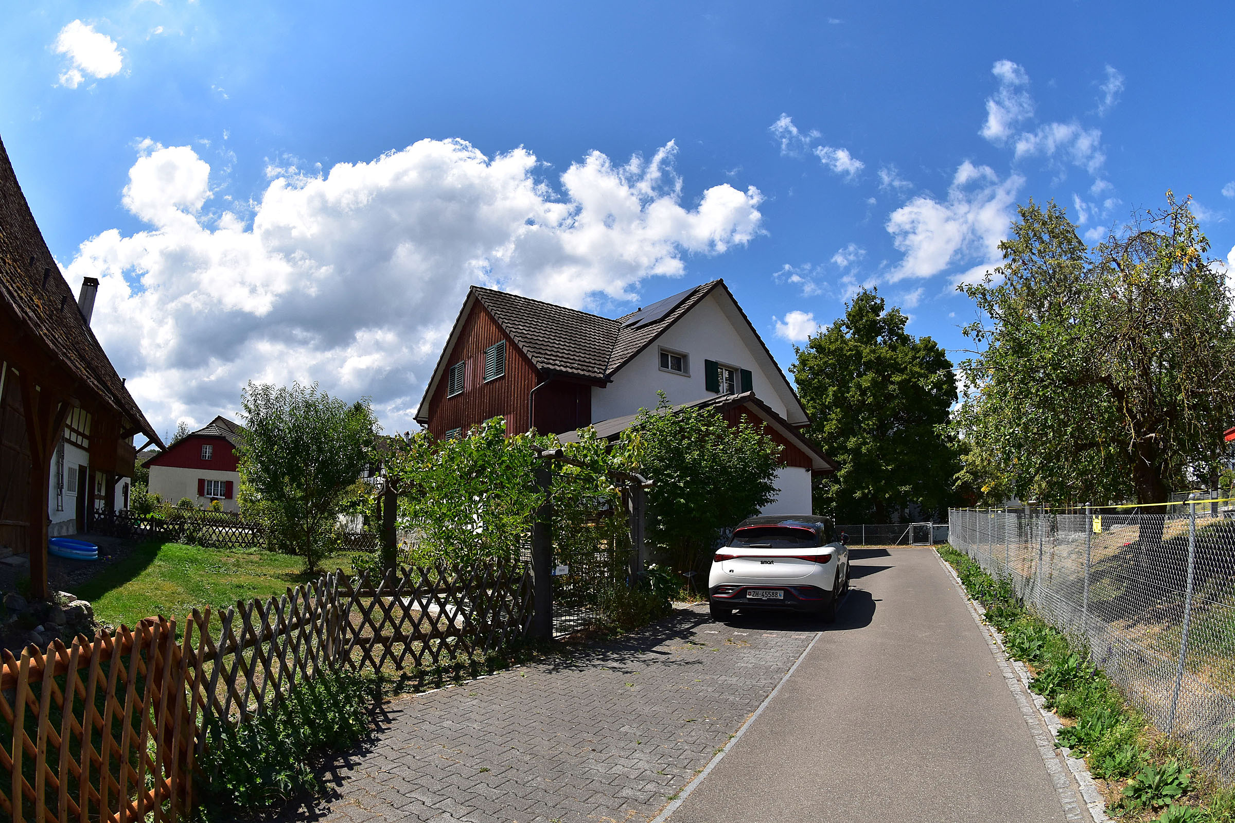 Zufahrt mit Aussenparkplätzen