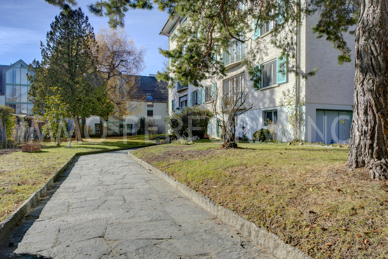 L'entrée principale de la résidence