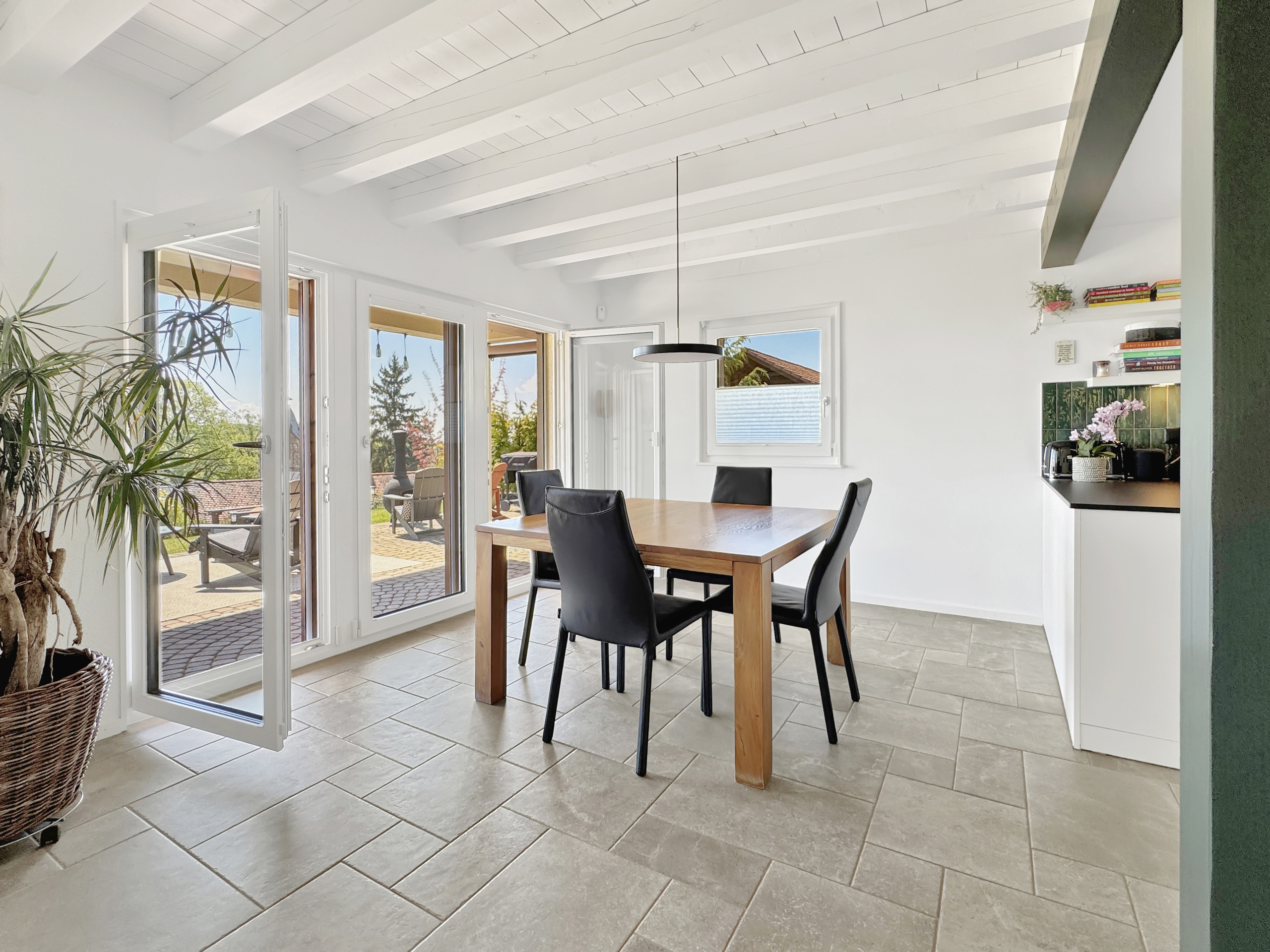 Salle à manger avec accès sur la terrasse Salle à manger avec accès sur la terrasse