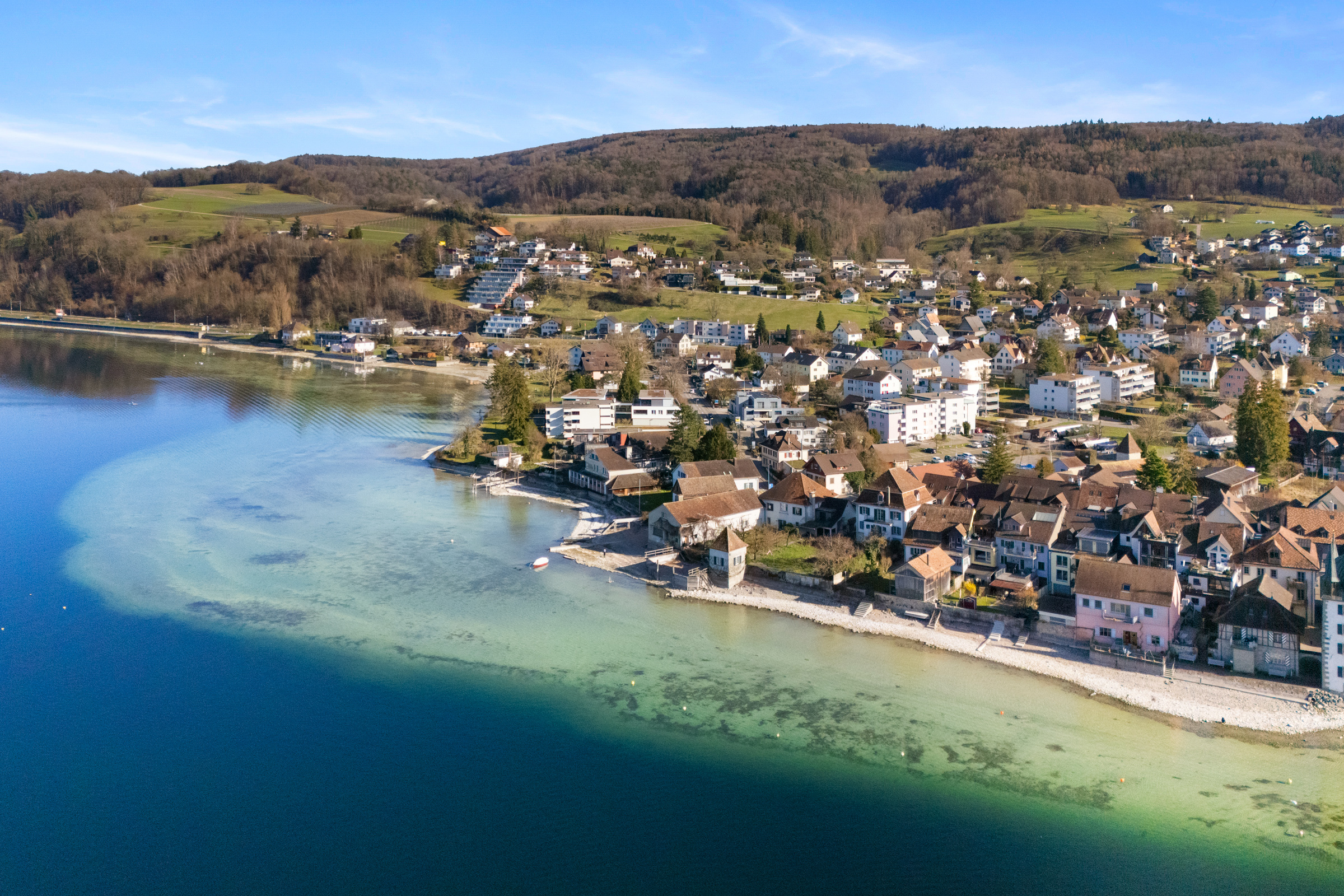 Wohnen mit Weite, in Ruhe leben, den See vor Augen.