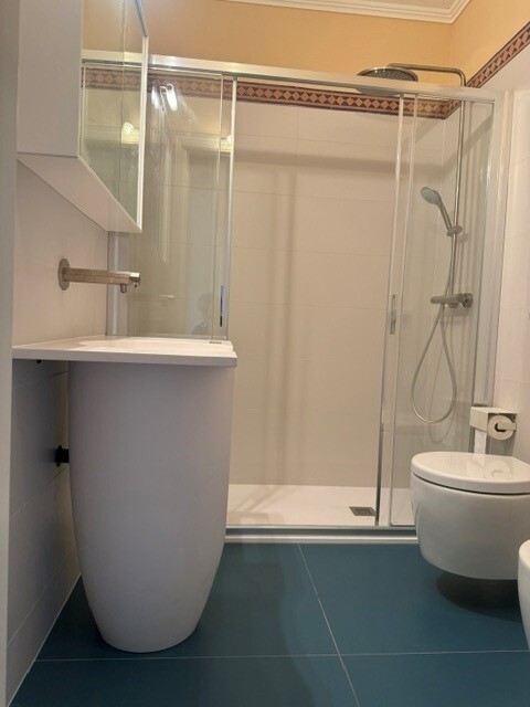 Badezimmer mit Dusche