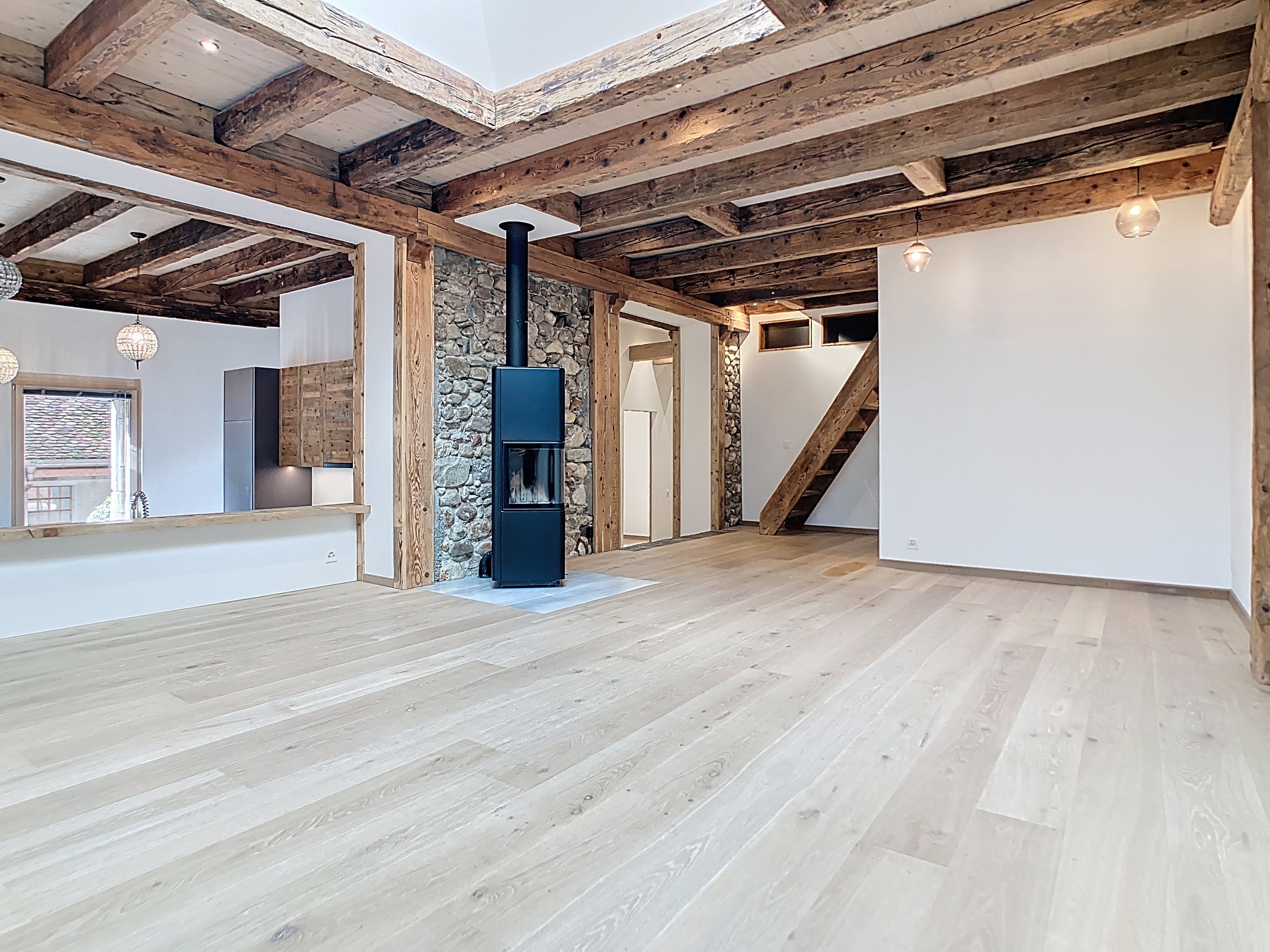 Séjour avec poêle et puit de lumière