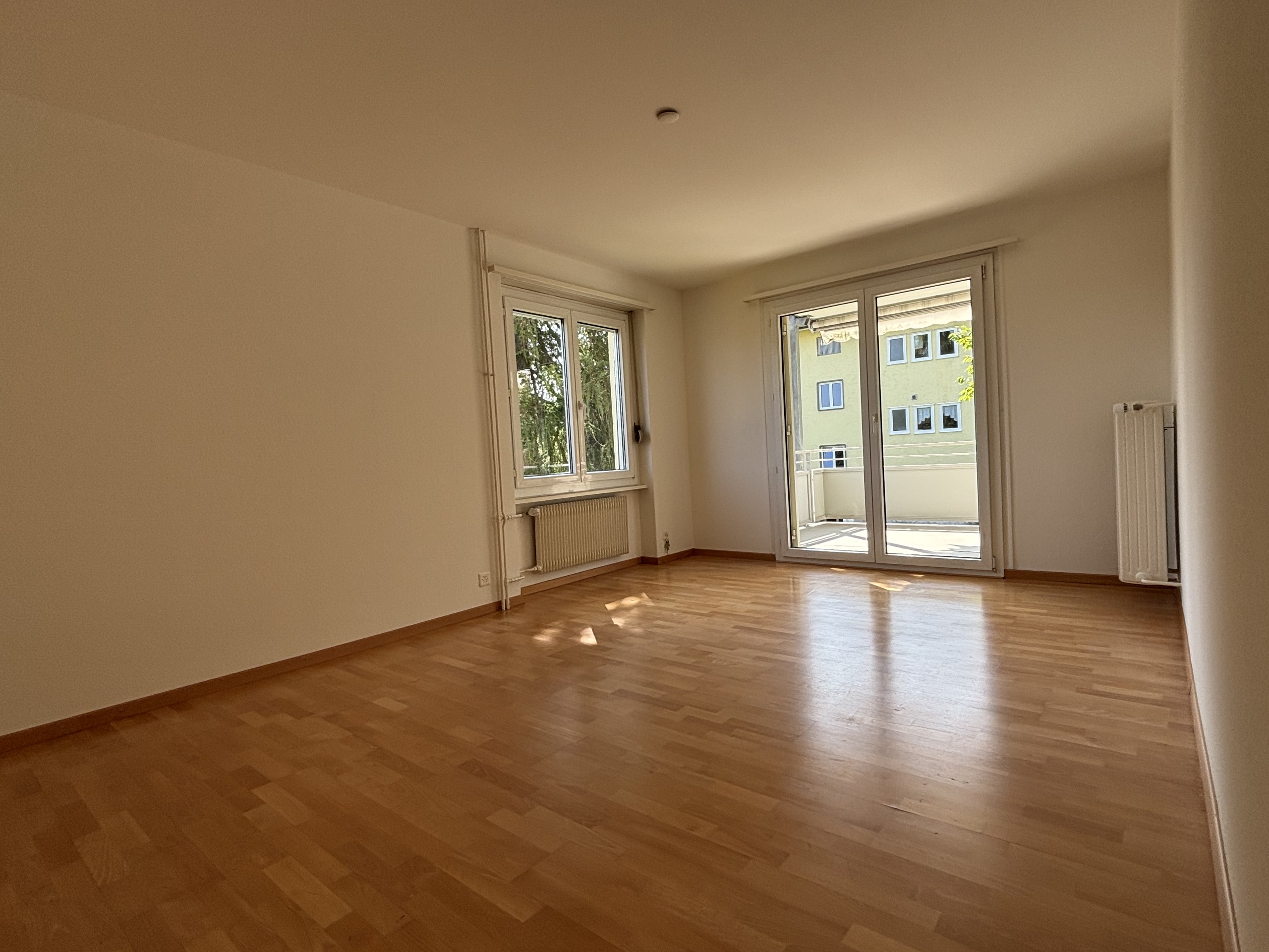 Wohnzimmer mit Balkon