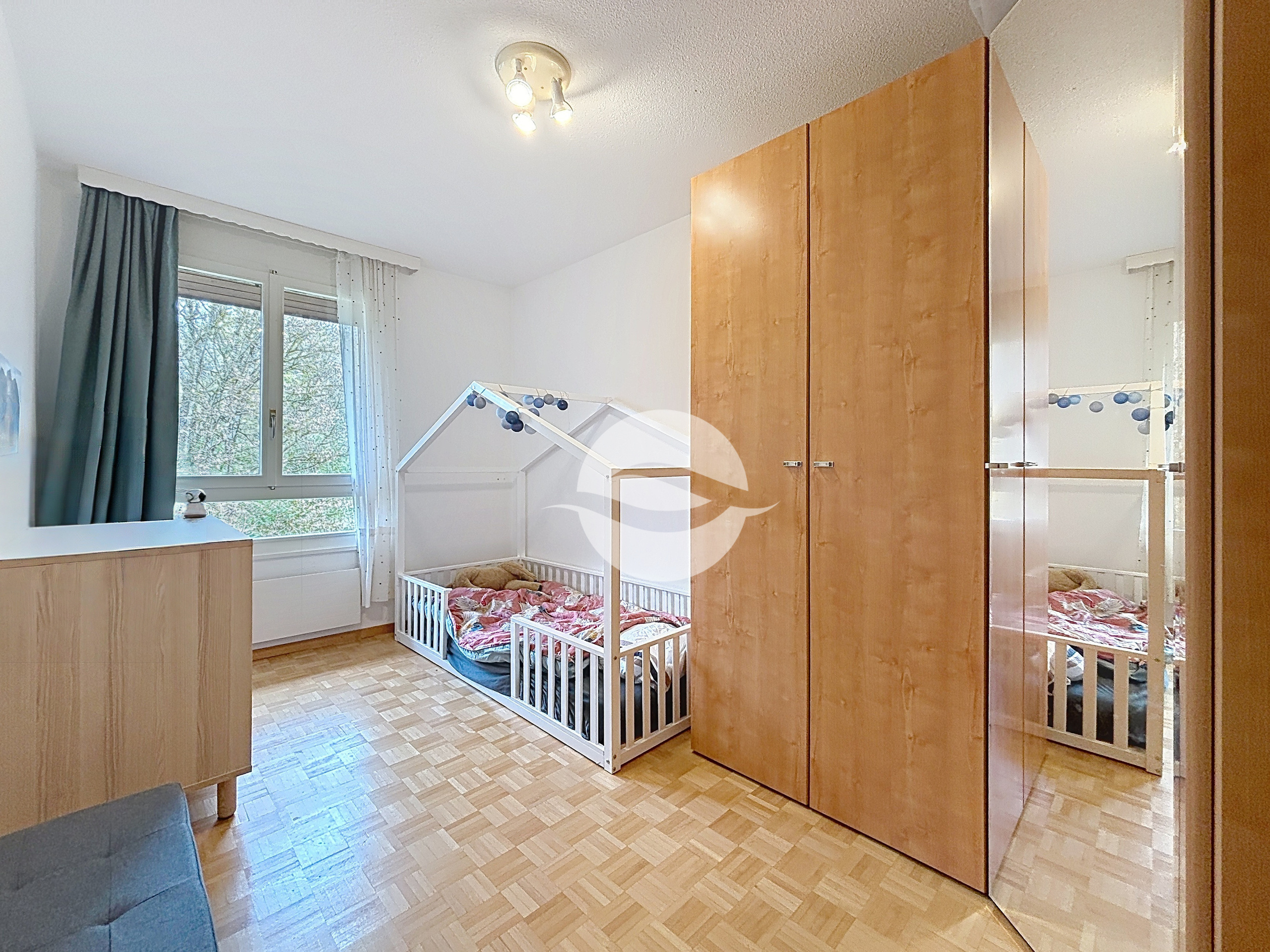 Chambre 3 avec armoires 