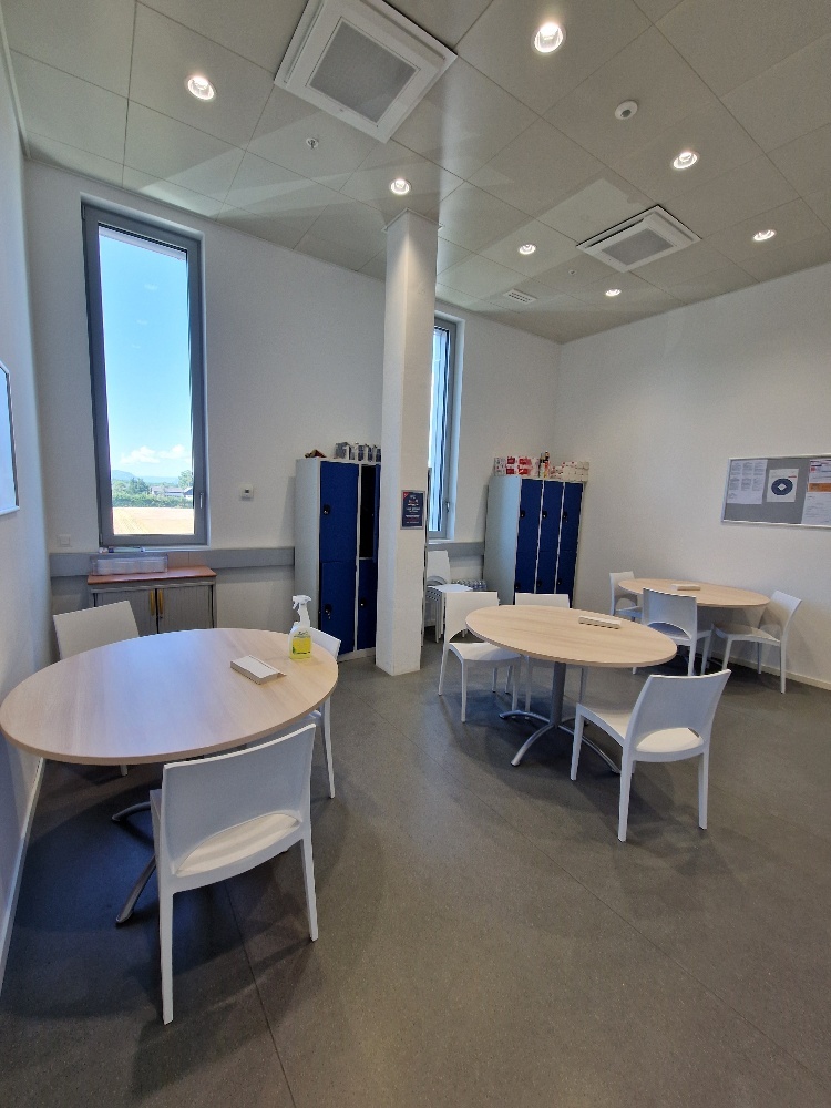 Salle de repos avec une kitchenette 