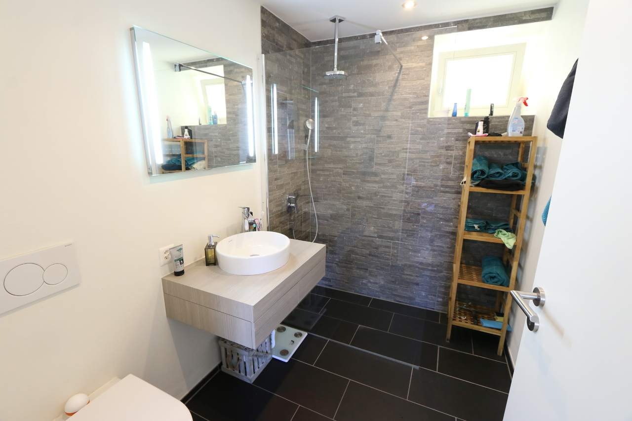 grosszügiges Bad in coolem Desgn