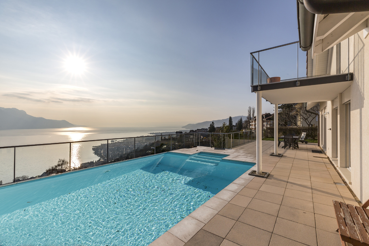 Piscine extérieure avec vue époustouflante Piscine extérieure avec vue époustouflante