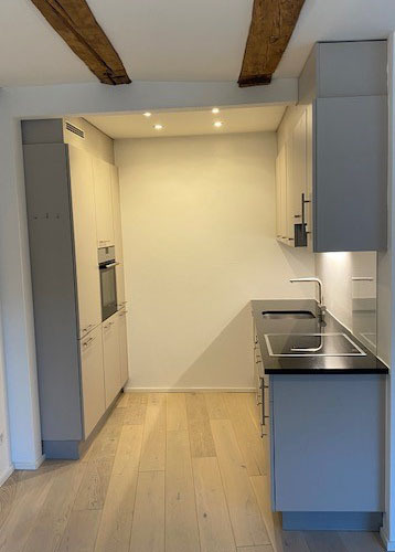 Offene, moderne Küche beim Wohnbereich