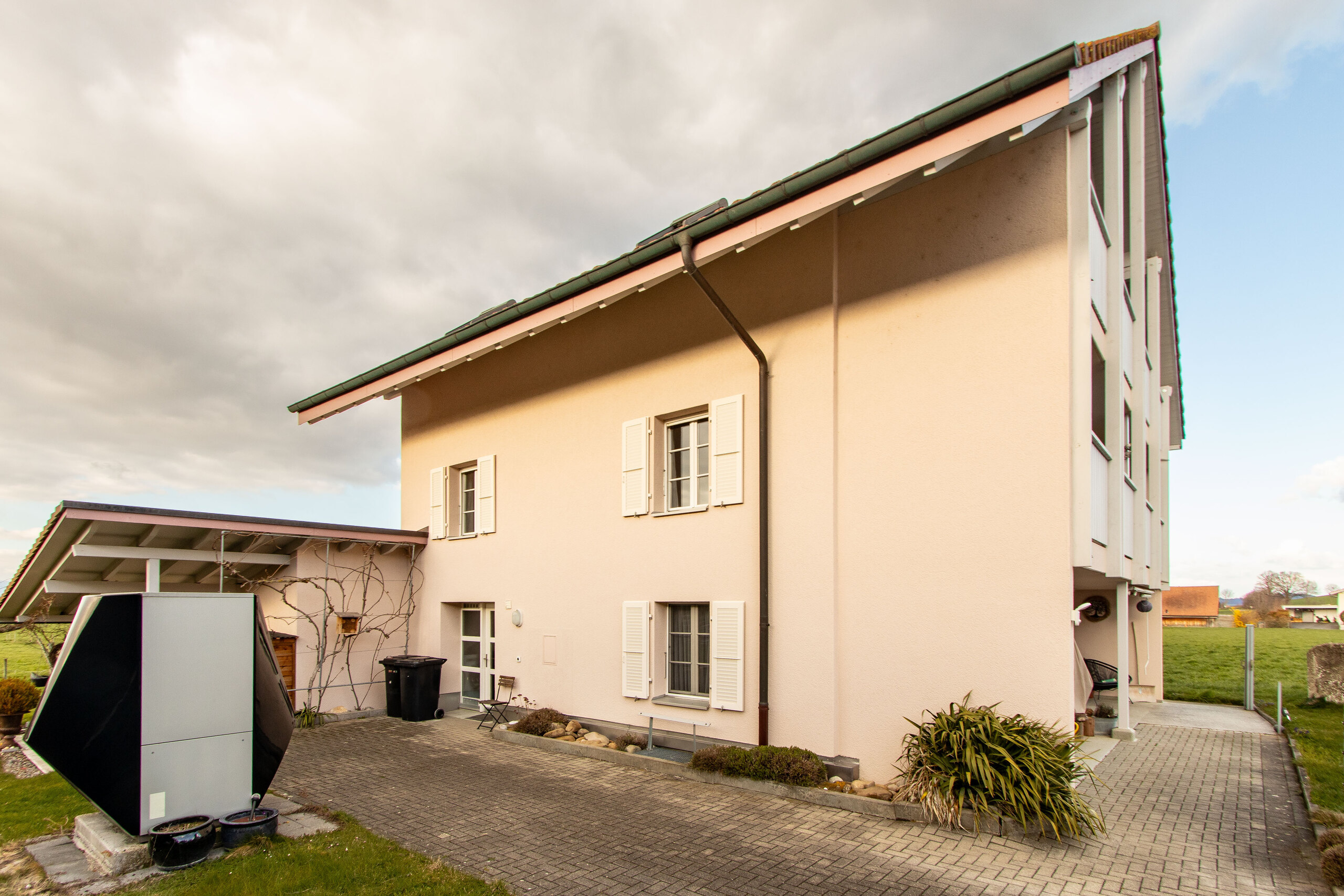 Façade ouest / accès buanderie et cave