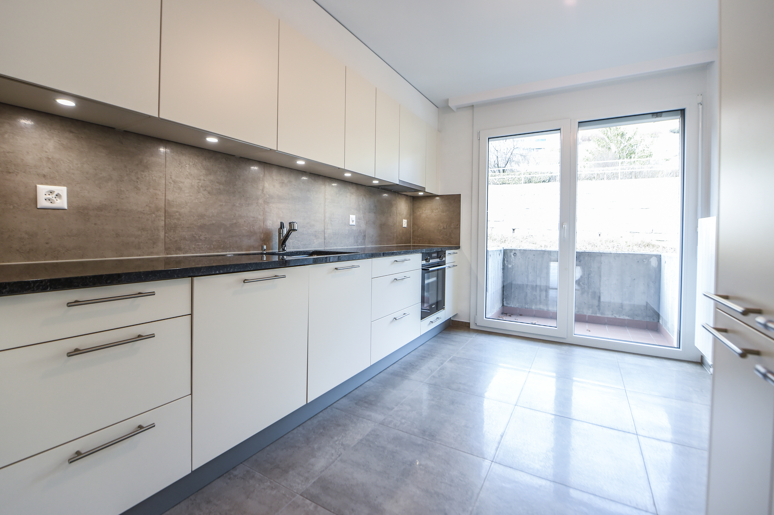 cuisine toute équipée, habitable avec petit balcon